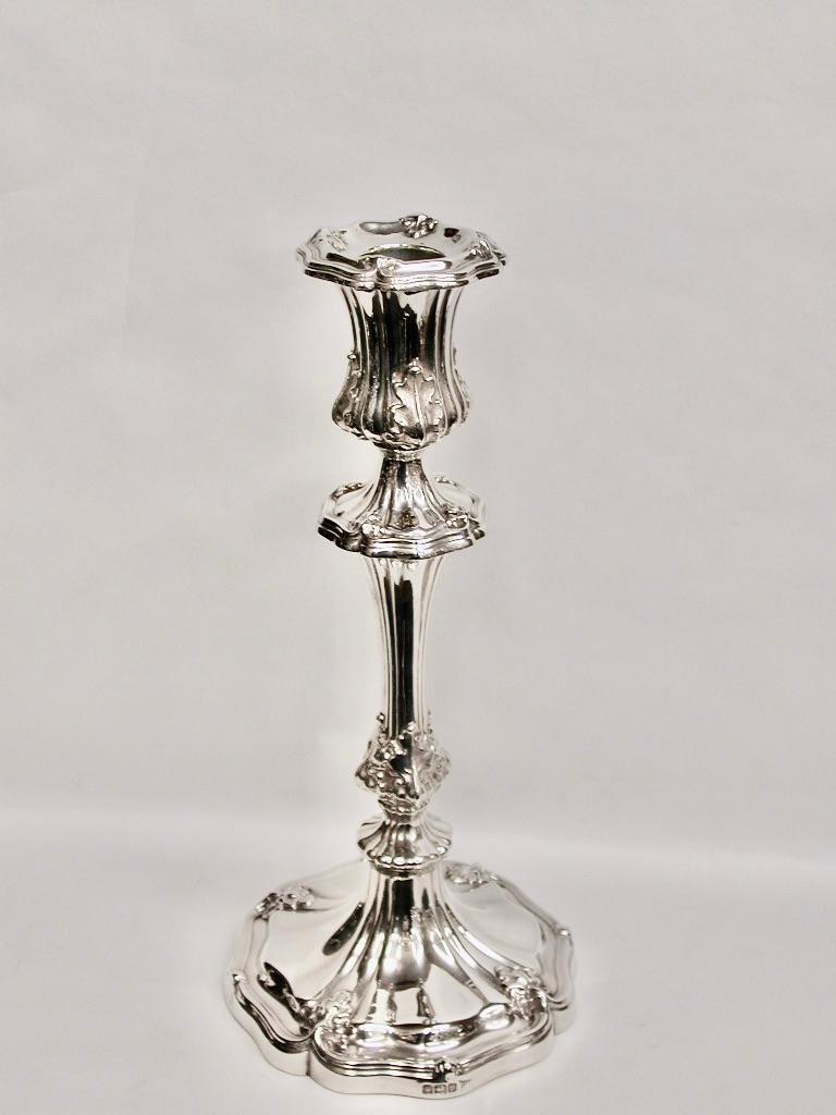 Coppia di candelieri in argento da 10,25 pollici, realizzati da Walker & Hall di Sheffield, 1913.
Questo stile di candeliere era in circolazione negli anni '30 del XIX secolo.
Hanno una leggera forma a melone con una bella lavorazione a foglie sui