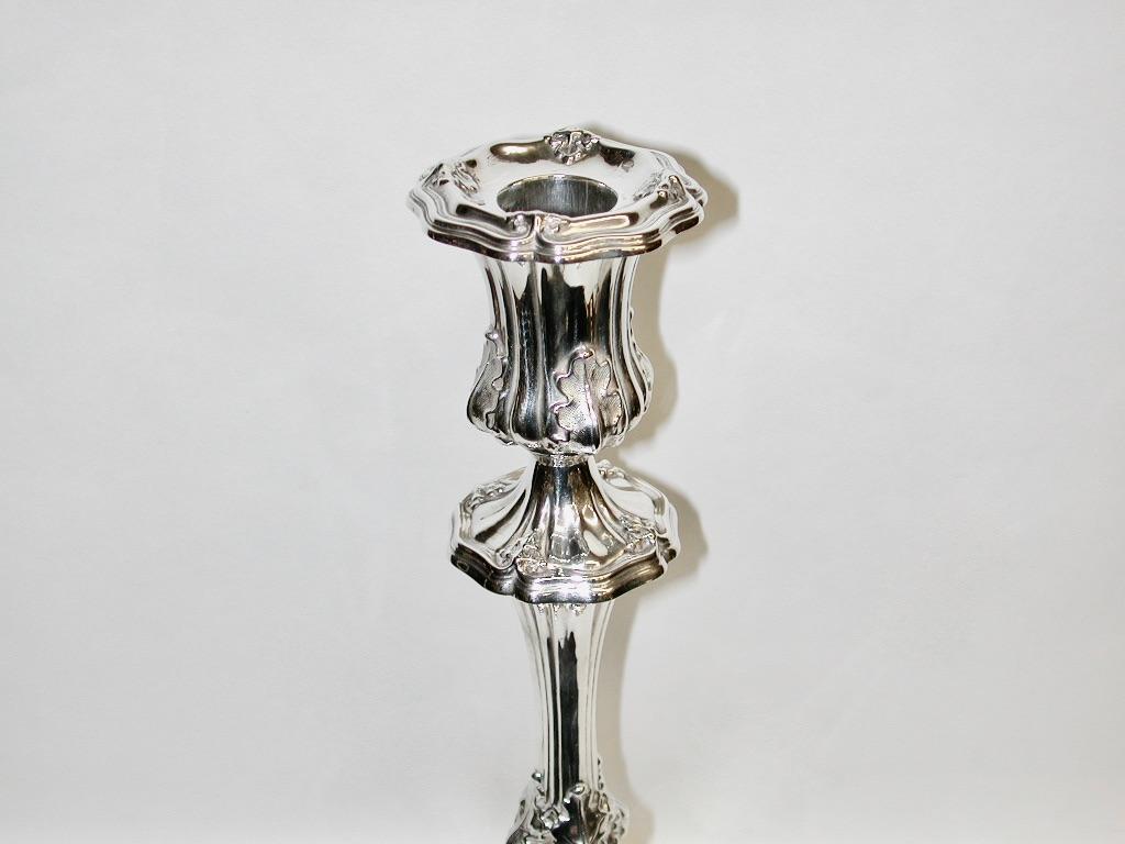 English Pair of Silver Candlesticks, Made by Walker & Hall of Sheffield, 1913 For Sale