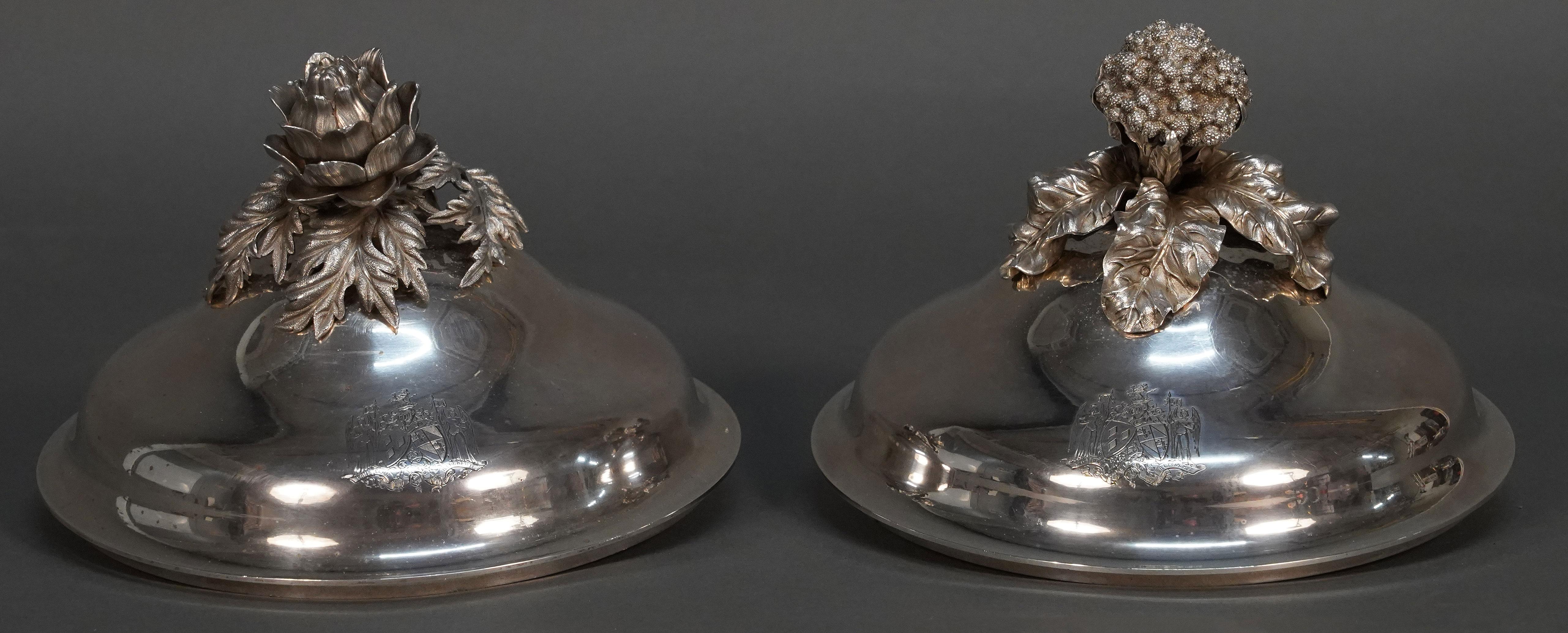 Napoléon III Paire d'assiettes à dôme en argent du 19ème siècle avec couvercles  en vente