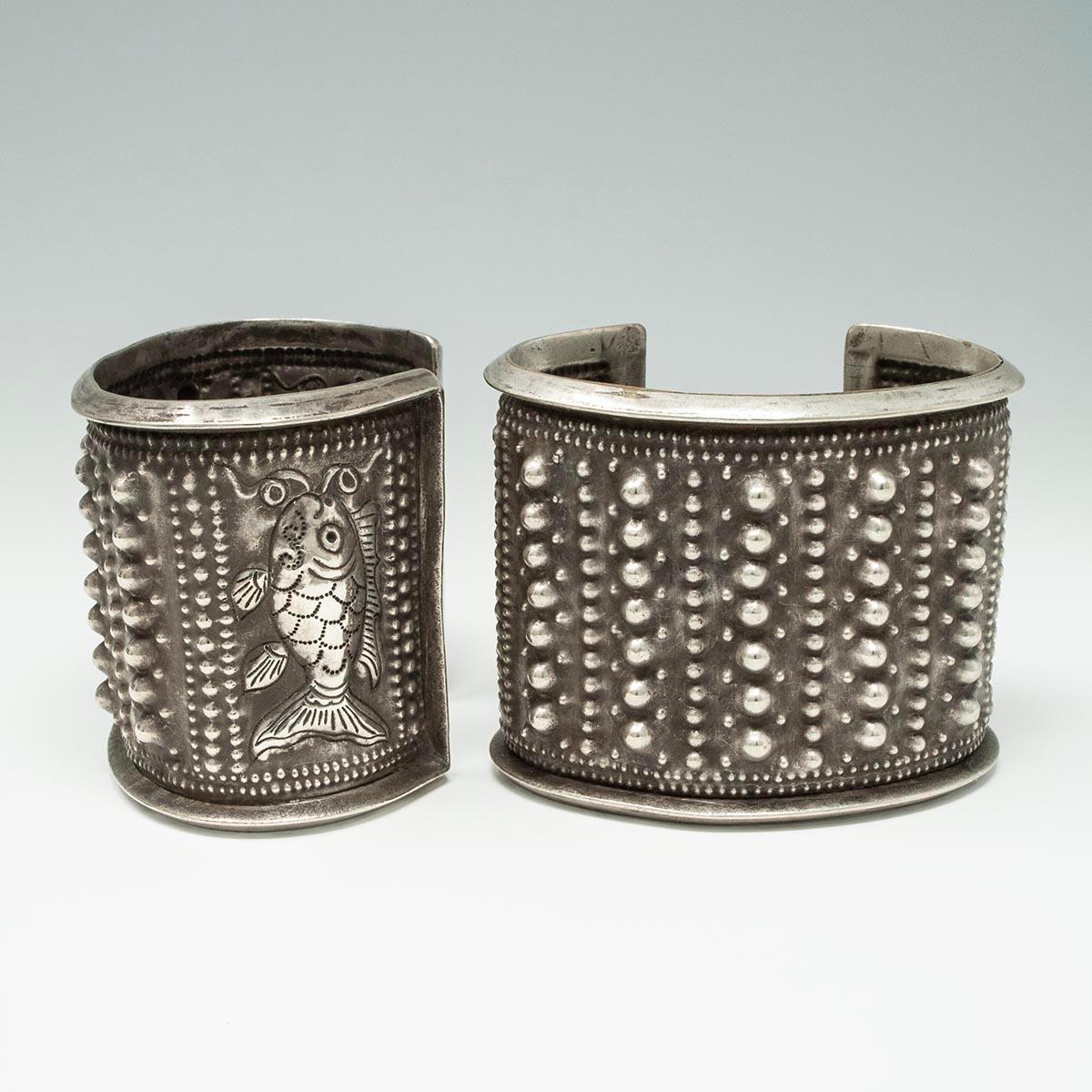 Coppia di bracciali in lega d'argento, cultura Miao, Cina

Un audace paio di polsini in lega d'argento con motivo a pesce repousse e una meravigliosa texture irregolare. Misurano 2-5/8 pollici di altezza con una larghezza interna di 3 pollici e uno