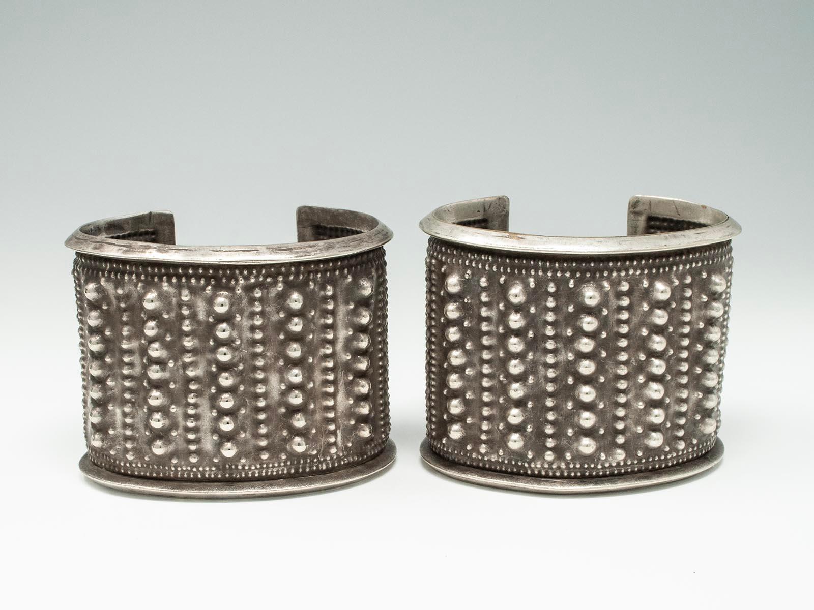 Coppia di bracciali in lega d'argento, cultura Miao, Cina In condizioni buone in vendita a Point Richmond, CA