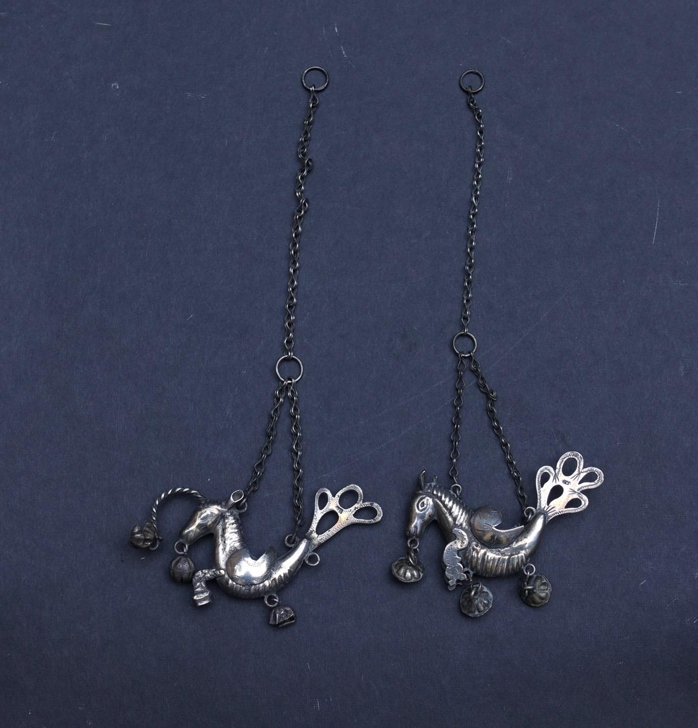 Pair of Silver Amulets of Two Fantastic Animals, Naples, 18th-19th Century In Good Condition For Sale In Bruxelles, BE
