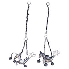 Paire d'amulettes en argent représentant deux animaux fantastiques, Naples, 18e-19e siècle