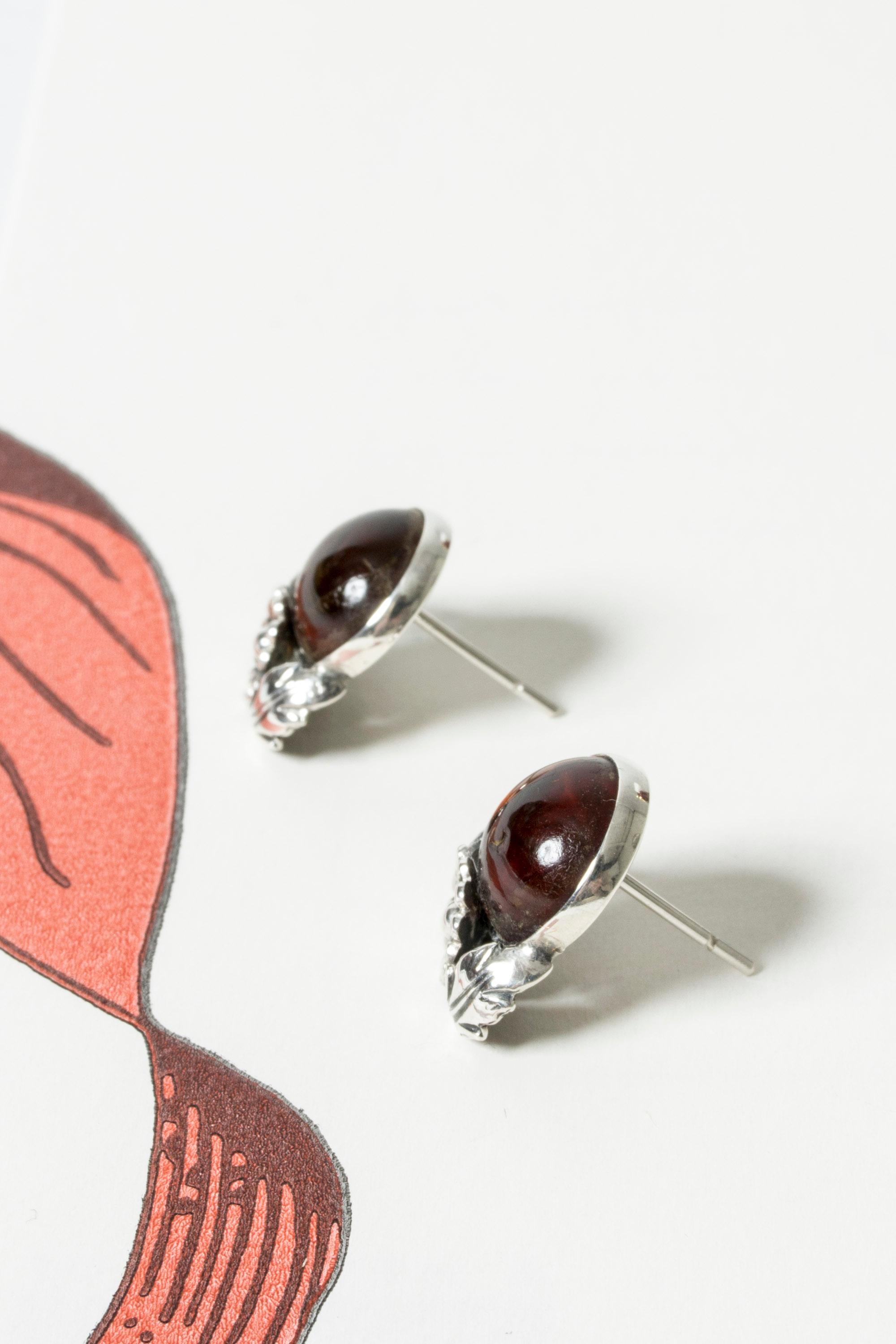 Taille cabochon Paire de boucles d'oreilles en argent et ambre de Niels Erik From, Danemark, années 1950