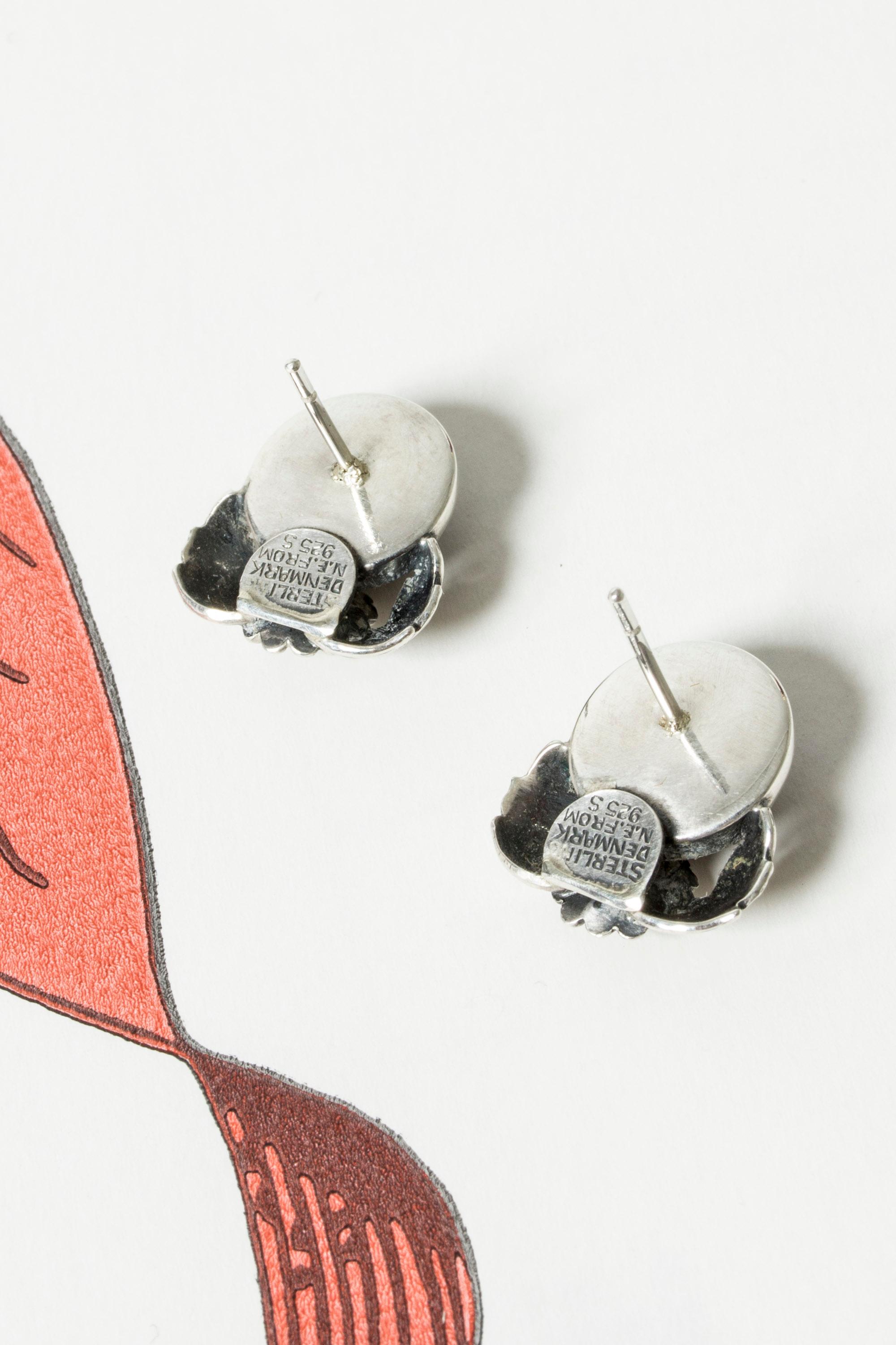 Paire de boucles d'oreilles en argent et ambre de Niels Erik From, Danemark, années 1950 Bon état à Stockholm, SE