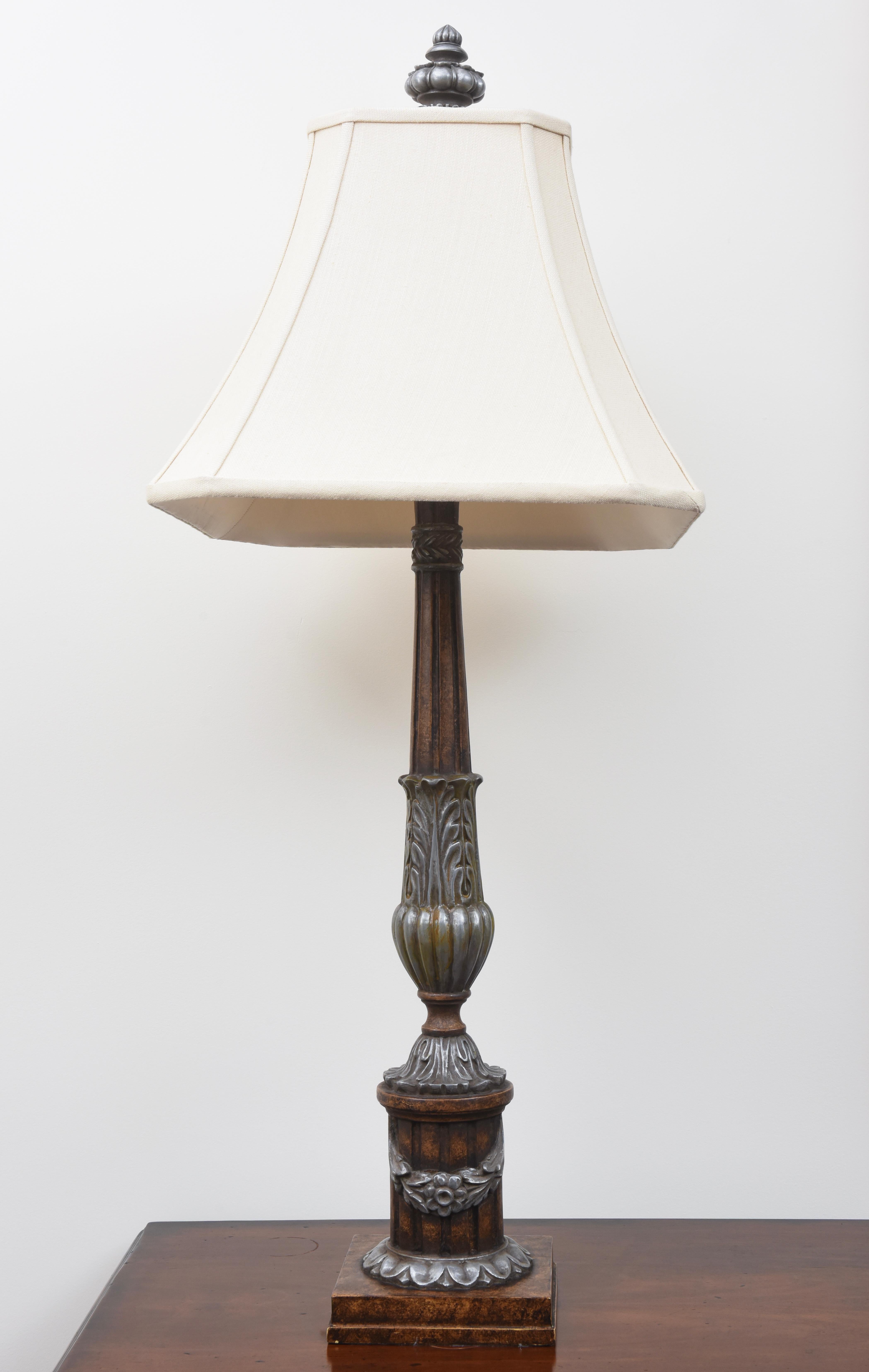 Coppia di lampade decorative in resina dorata in argento e bronzo con paralumi quadrati in vendita 5