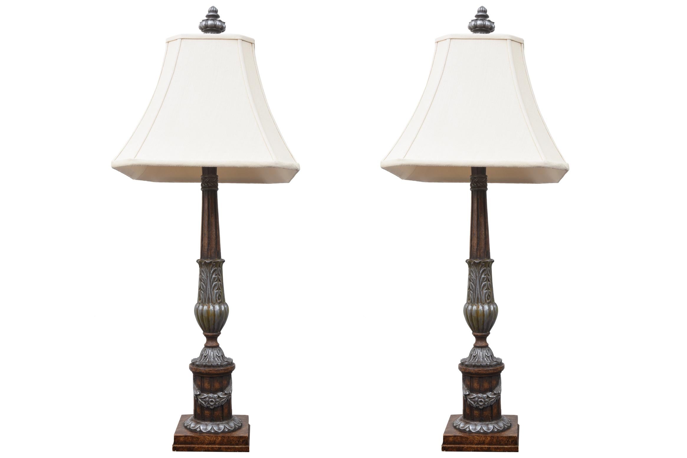 Questa squisita coppia di lampade, realizzata all'inizio del XXI secolo, presenta una splendida combinazione di argento e bronzo dorato su intricate basi in resina (Reccin). L'elegante finitura dorata mette in risalto il design sofisticato, mentre i