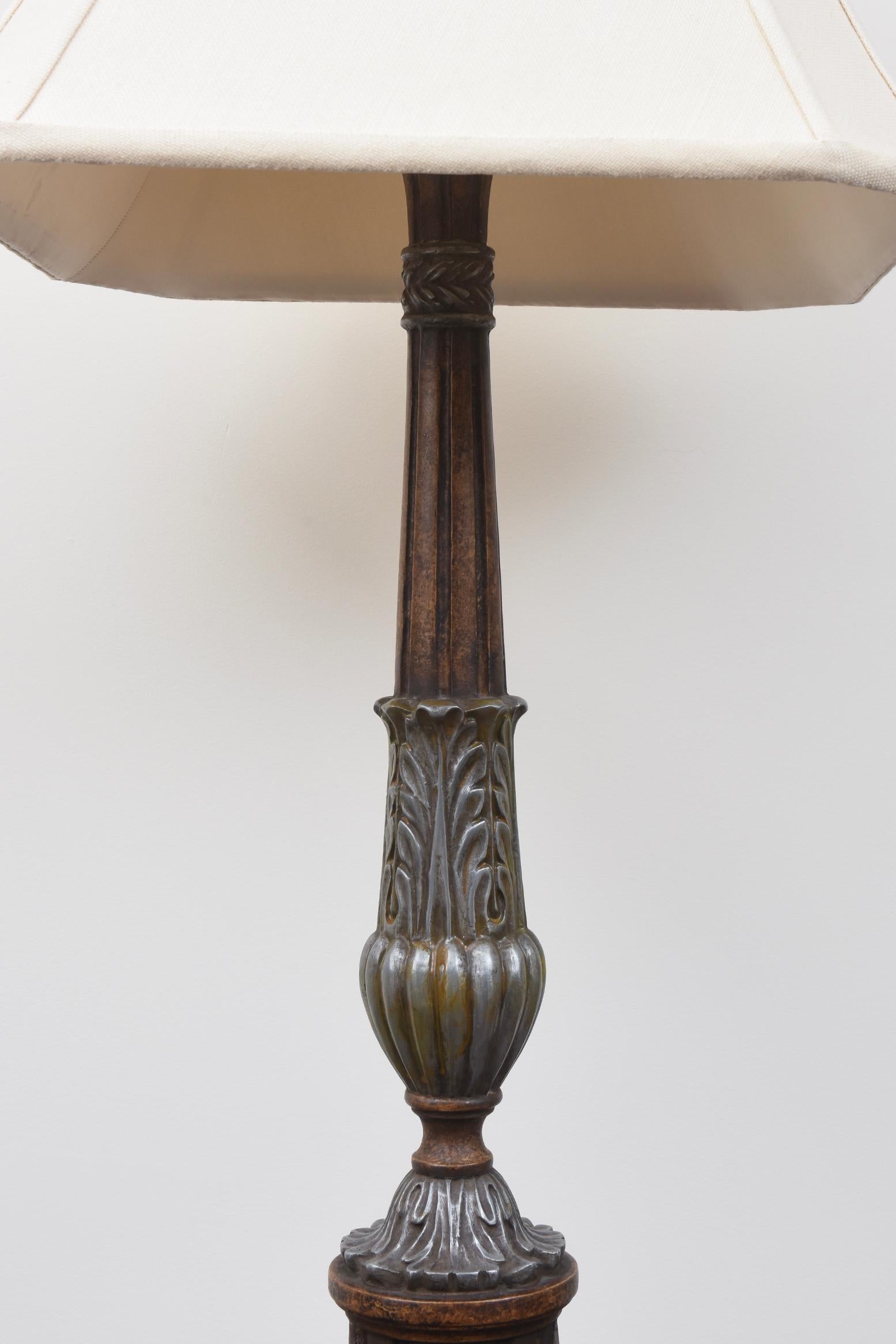 Coppia di lampade decorative in resina dorata in argento e bronzo con paralumi quadrati In condizioni buone in vendita a North Miami, FL