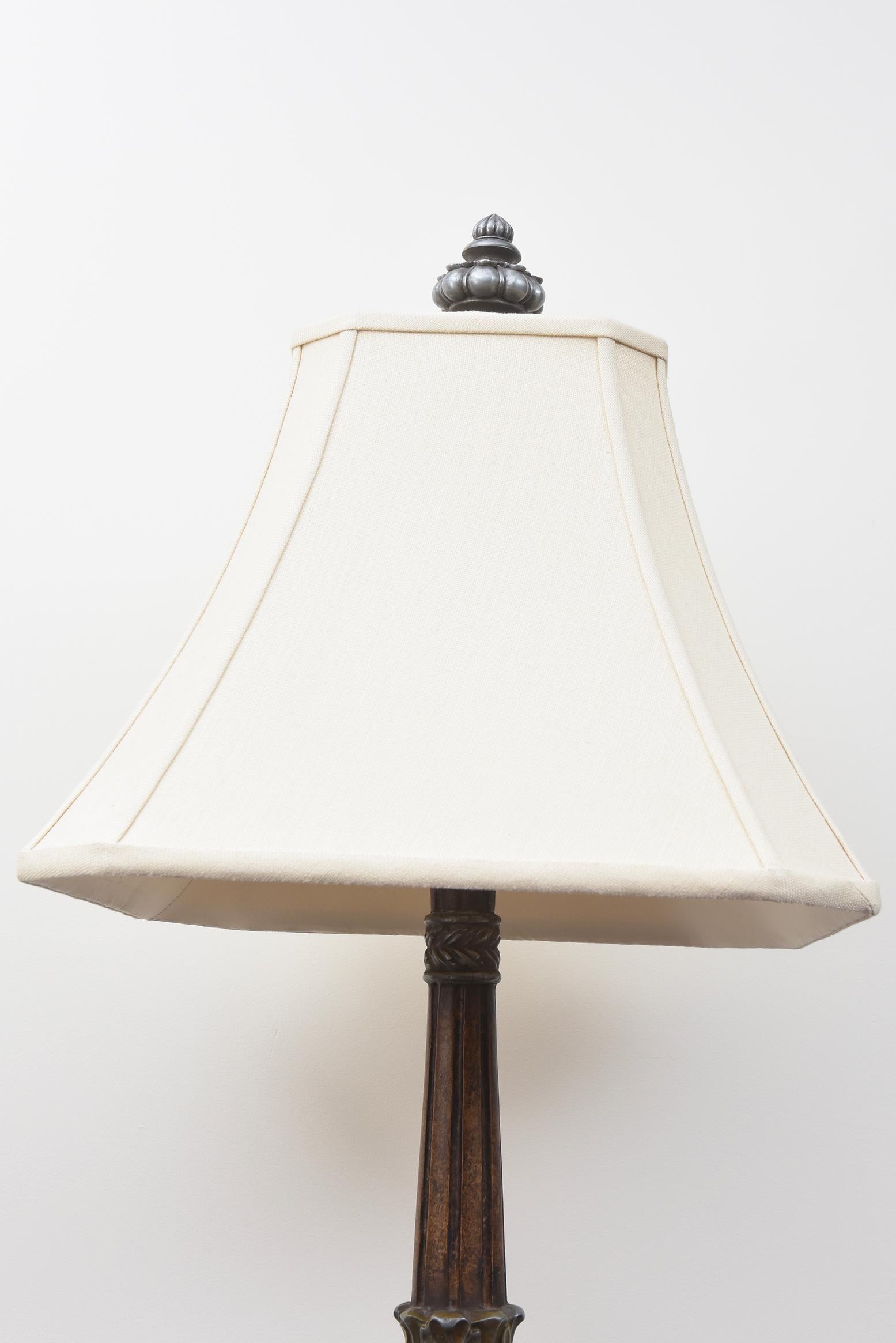 XXI secolo e contemporaneo Coppia di lampade decorative in resina dorata in argento e bronzo con paralumi quadrati in vendita