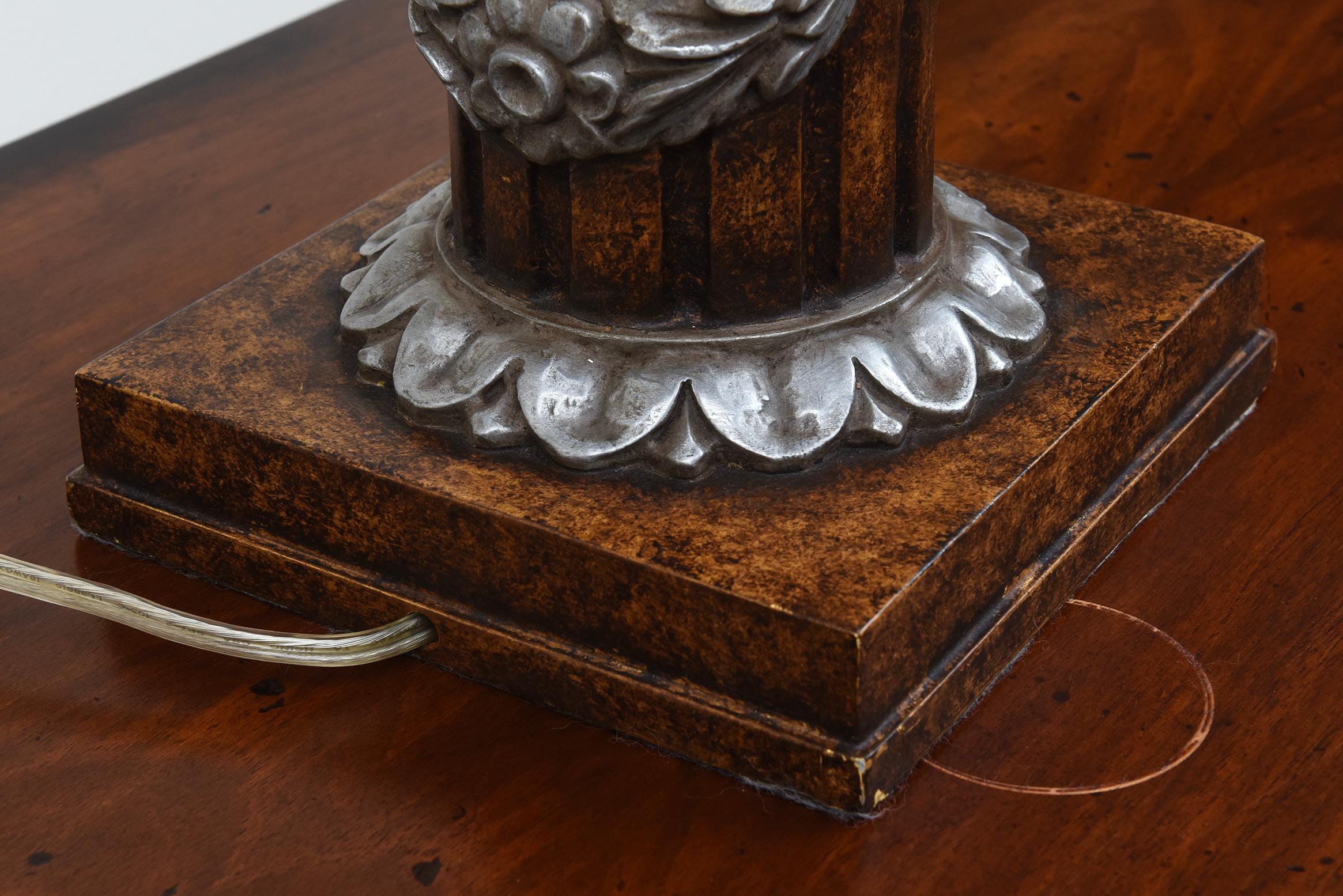Argento Coppia di lampade decorative in resina dorata in argento e bronzo con paralumi quadrati in vendita