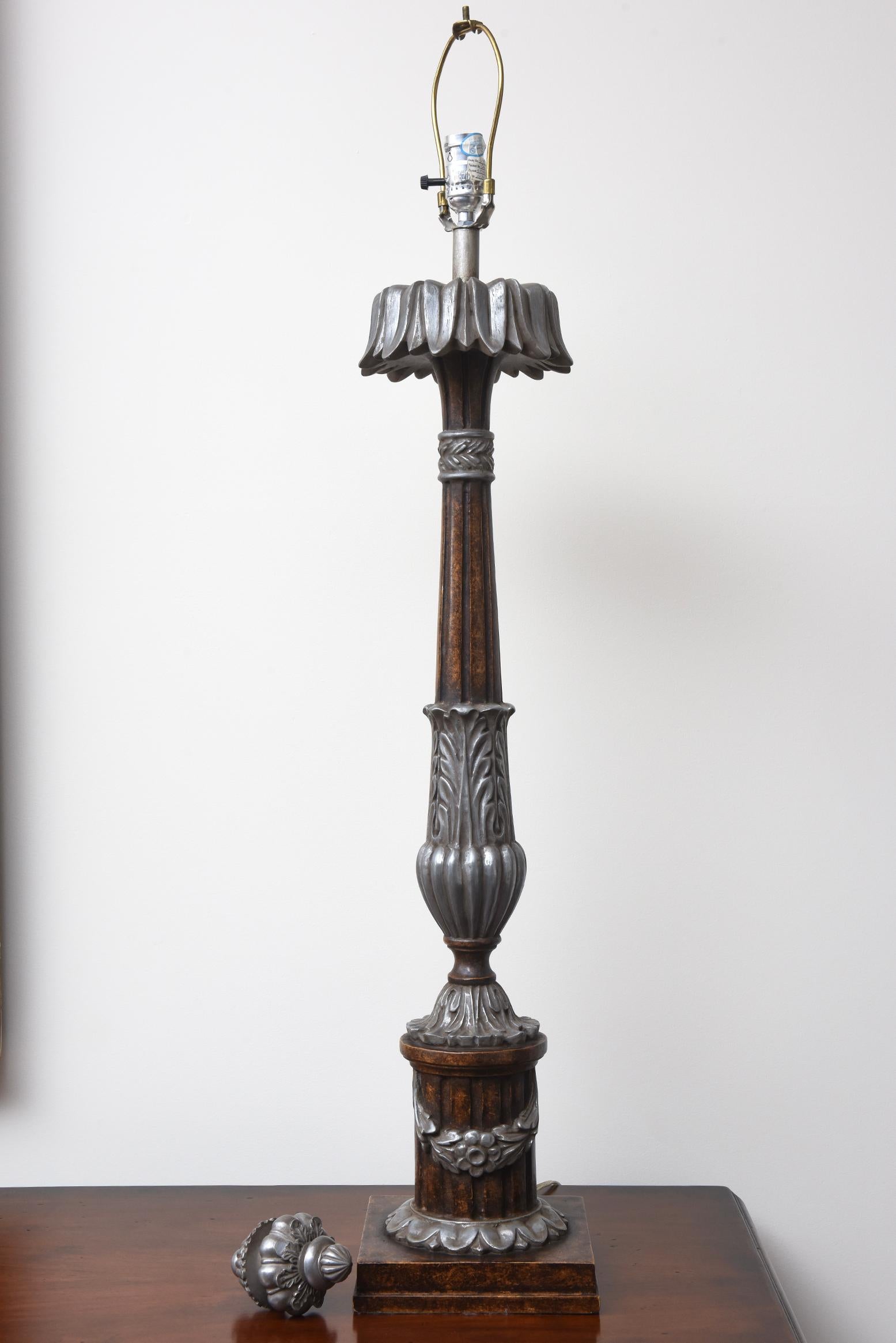 Coppia di lampade decorative in resina dorata in argento e bronzo con paralumi quadrati in vendita 1