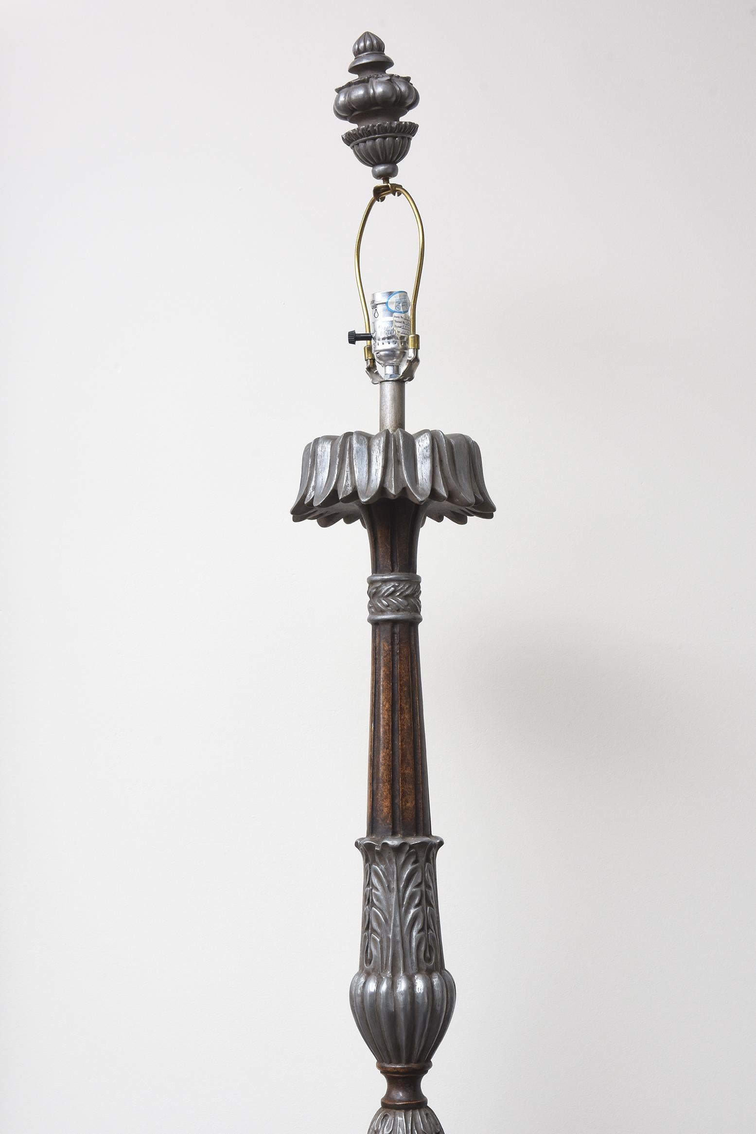 Coppia di lampade decorative in resina dorata in argento e bronzo con paralumi quadrati in vendita 3