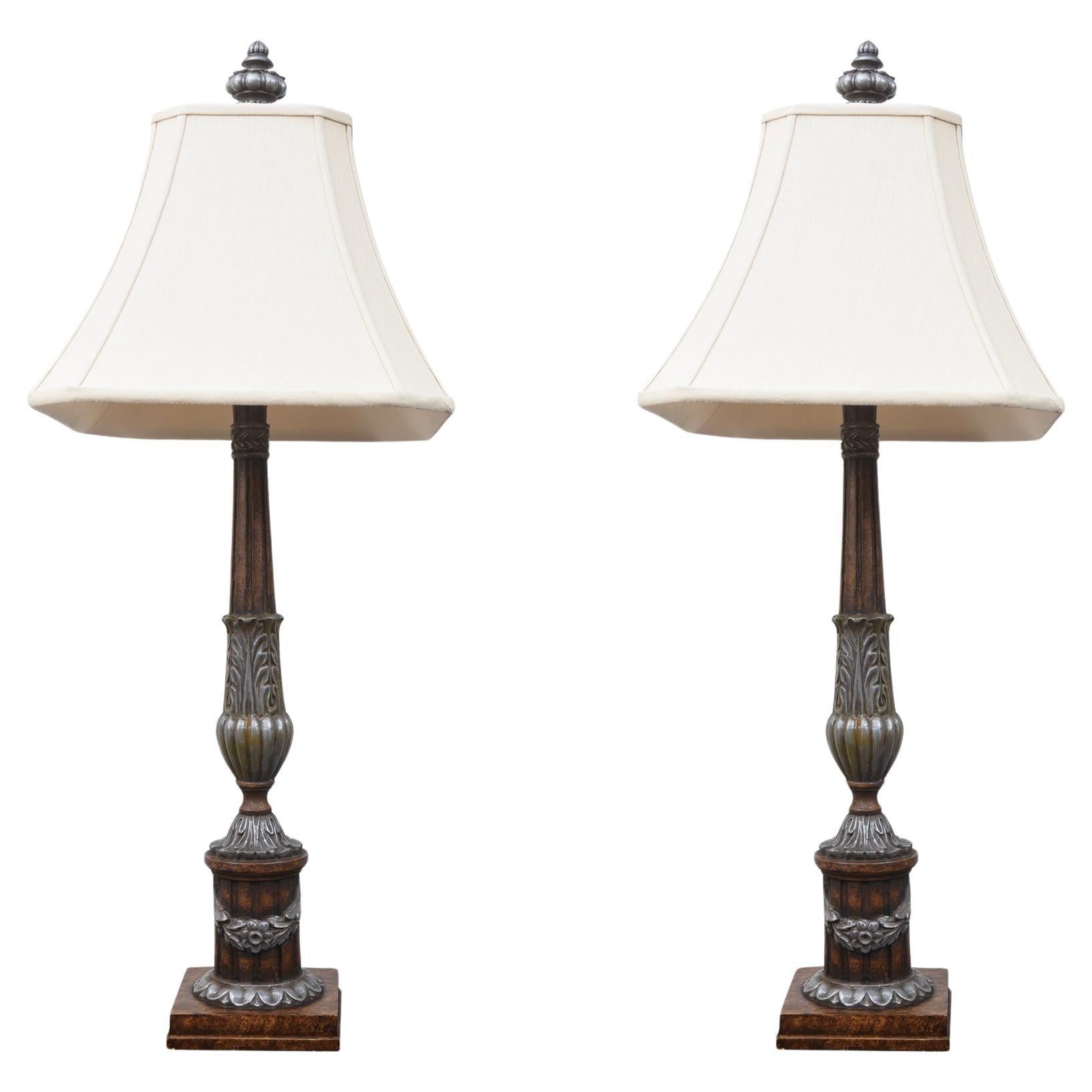 Coppia di lampade decorative in resina dorata in argento e bronzo con paralumi quadrati in vendita