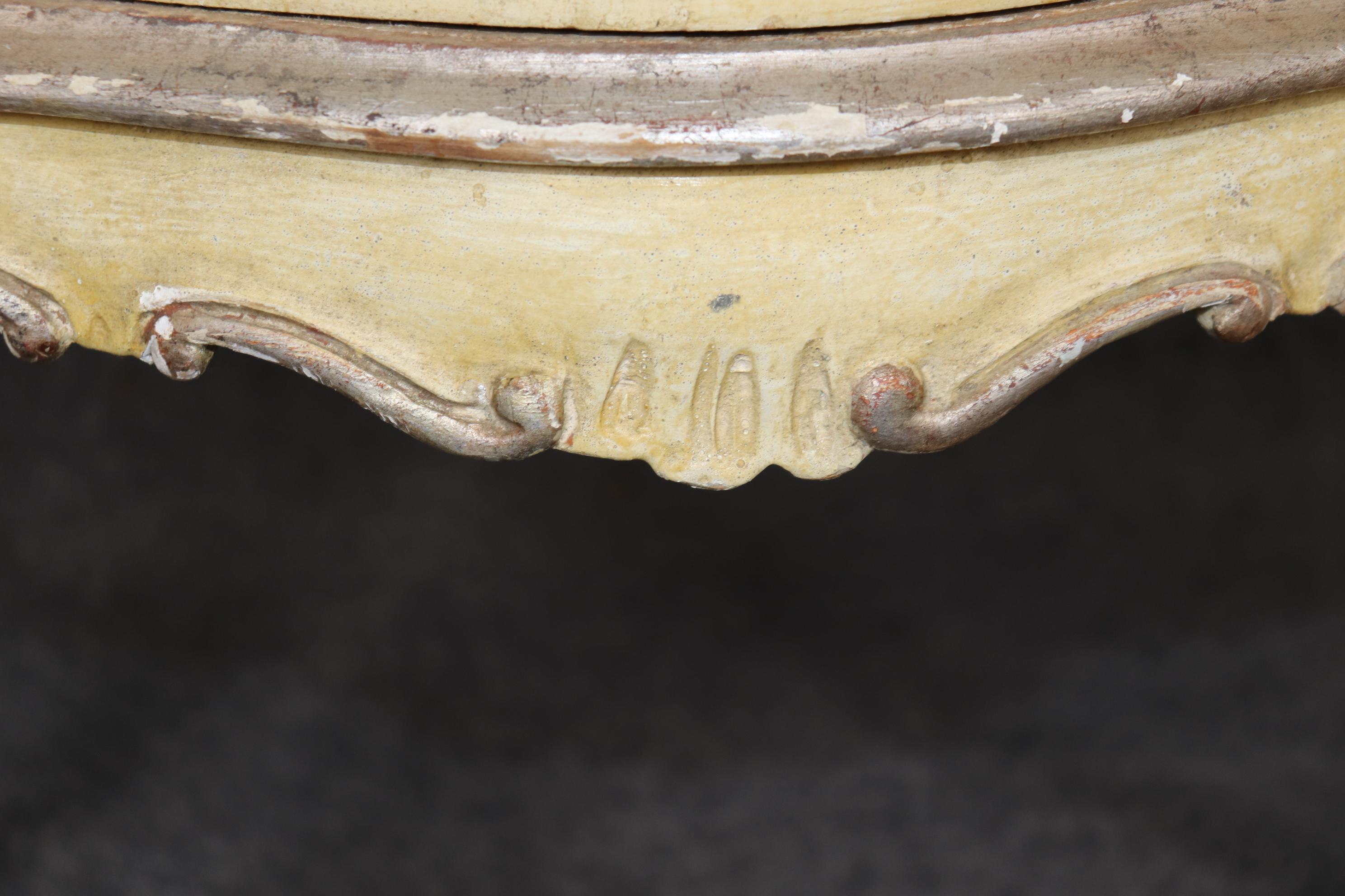 Pareja de Mesillas de Noche Estilo Luis XV Venecianas Decoradas en Plata y Pintura Crema en venta 5
