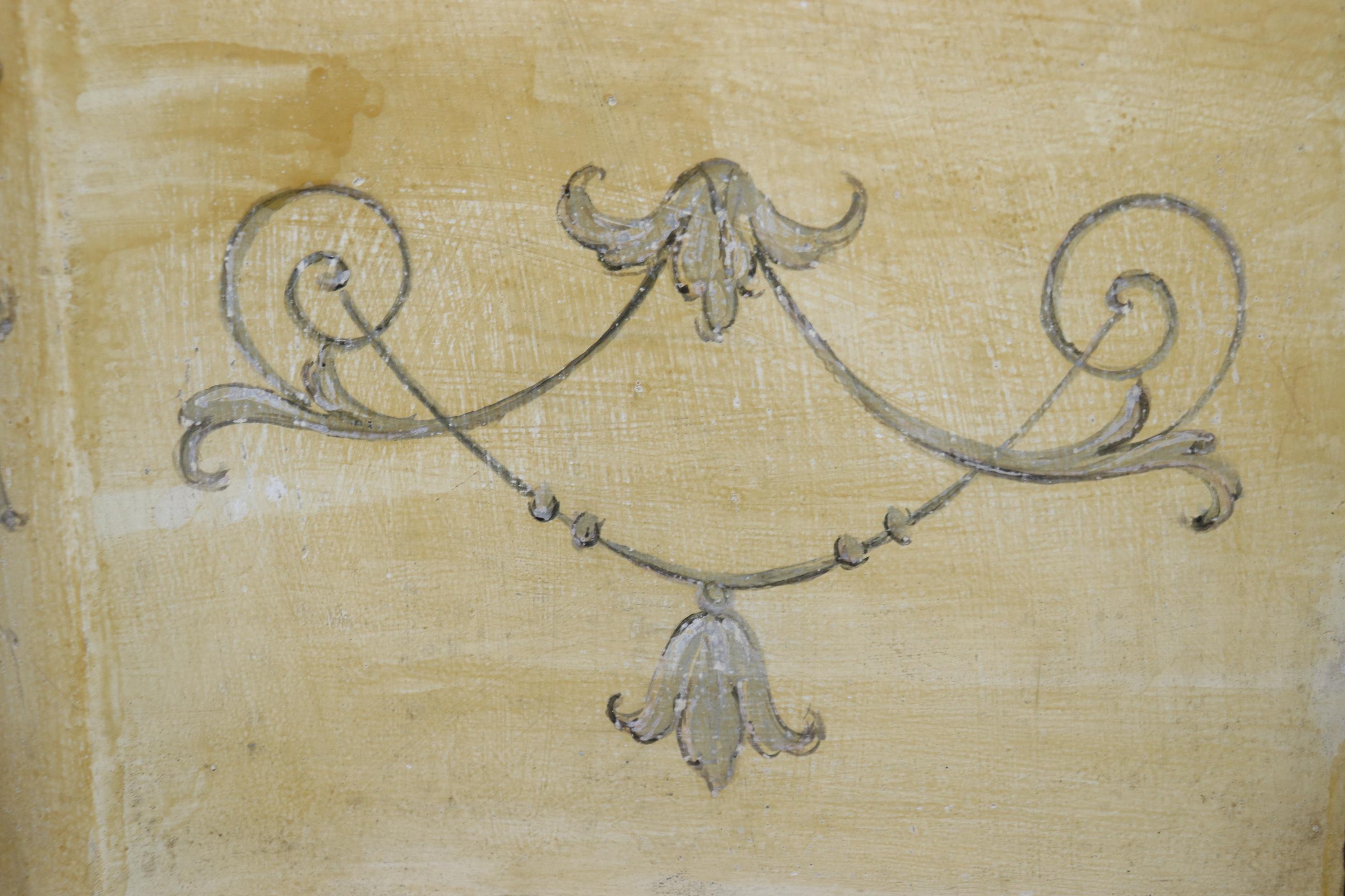Pareja de Mesillas de Noche Estilo Luis XV Venecianas Decoradas en Plata y Pintura Crema en venta 7