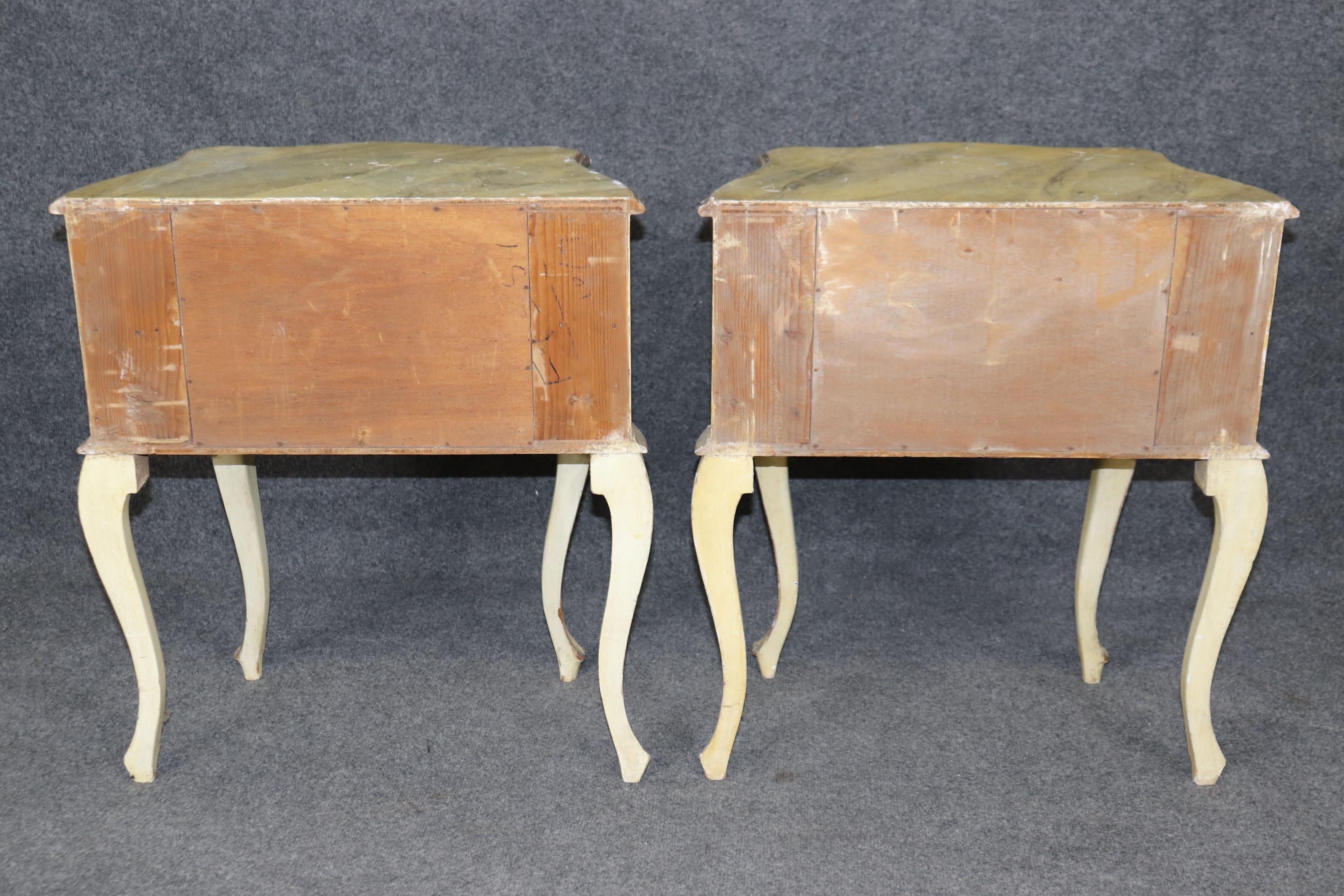 Pareja de Mesillas de Noche Estilo Luis XV Venecianas Decoradas en Plata y Pintura Crema en venta 9