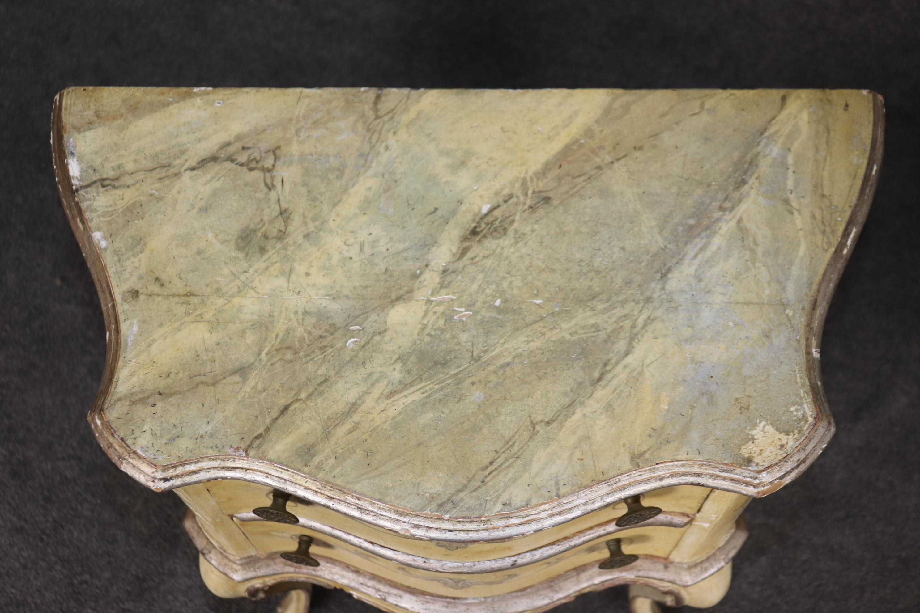 Pareja de Mesillas de Noche Estilo Luis XV Venecianas Decoradas en Plata y Pintura Crema Italiano en venta