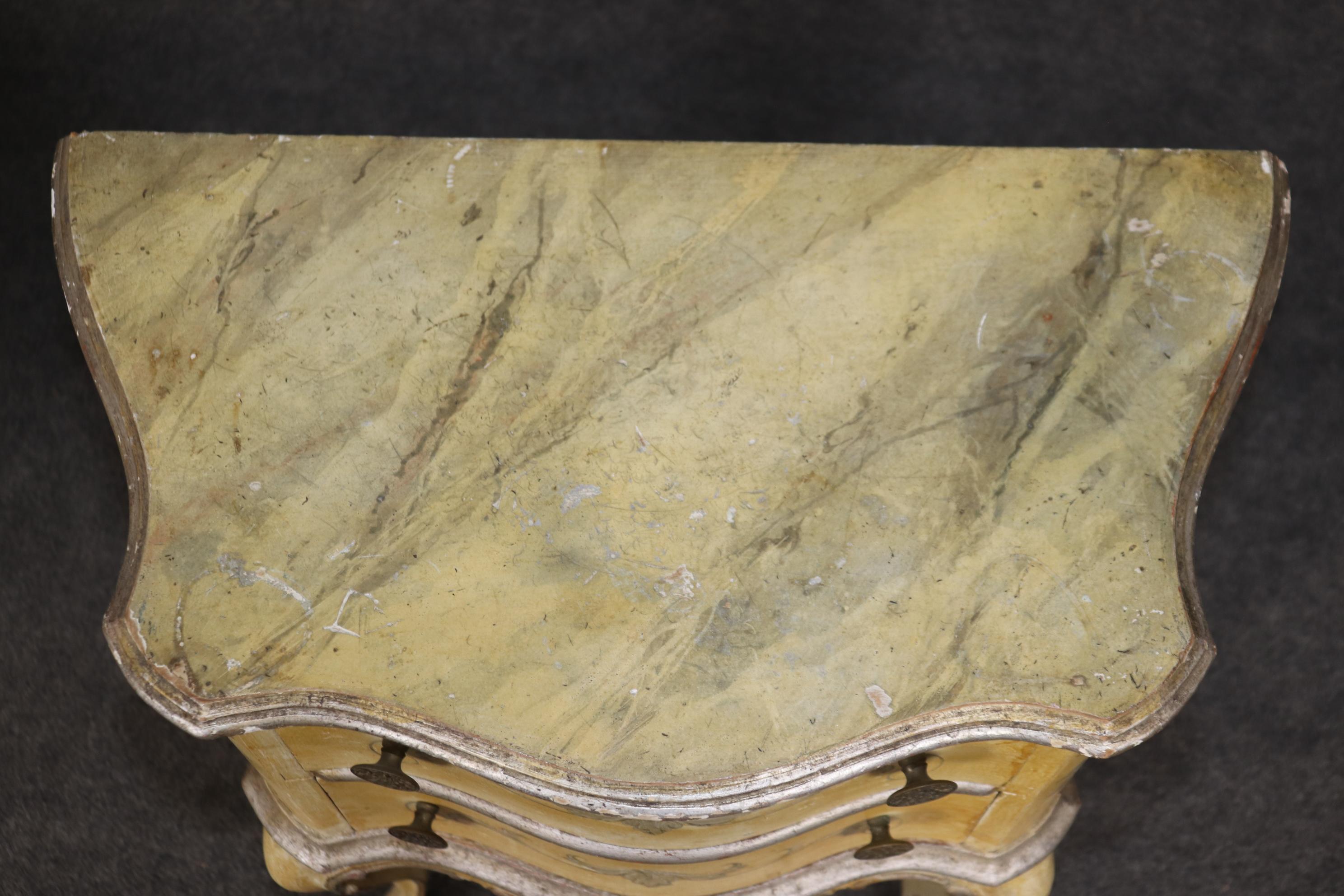 Pareja de Mesillas de Noche Estilo Luis XV Venecianas Decoradas en Plata y Pintura Crema en Bueno estado para la venta en Swedesboro, NJ