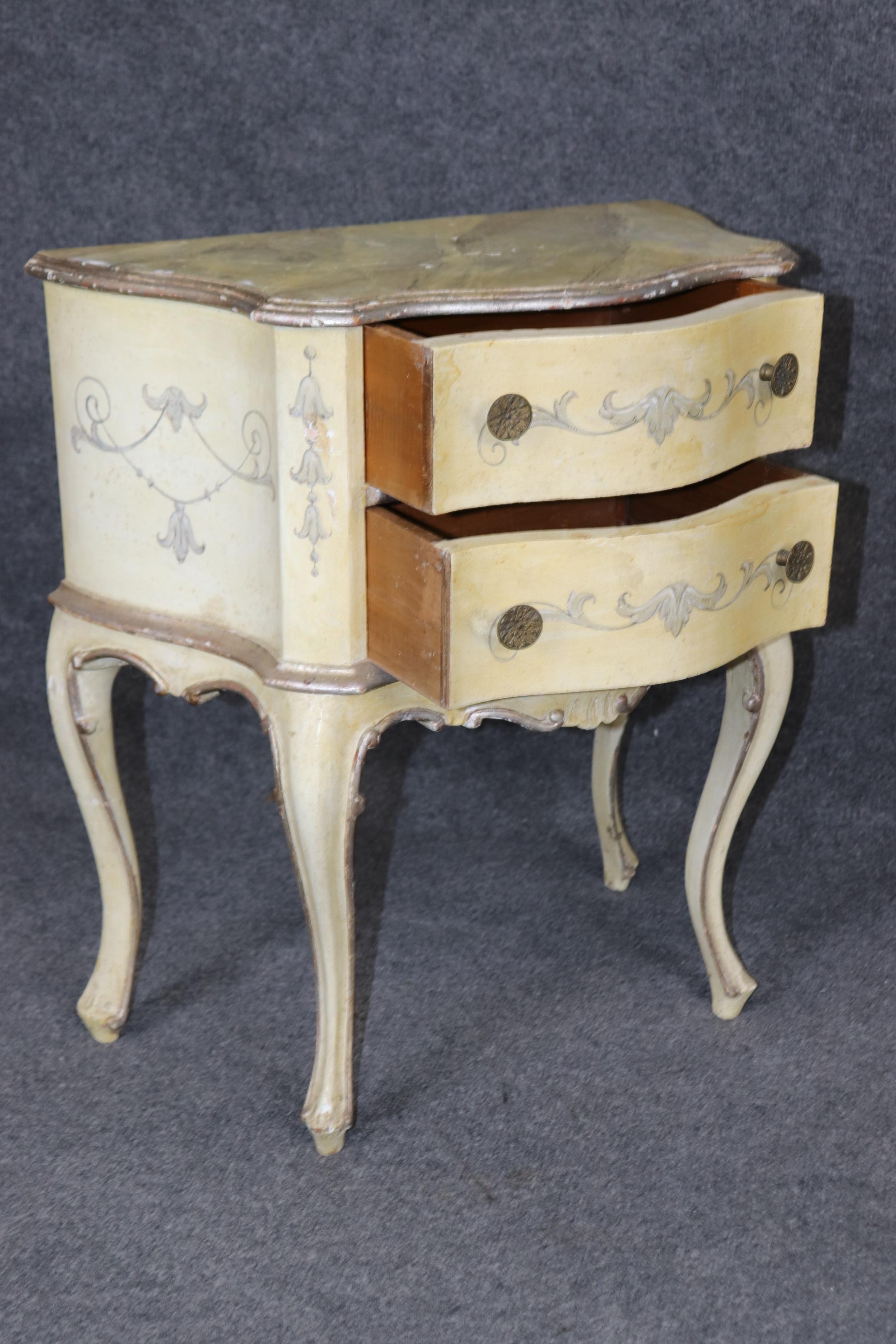 Pareja de Mesillas de Noche Estilo Luis XV Venecianas Decoradas en Plata y Pintura Crema principios del siglo XX en venta
