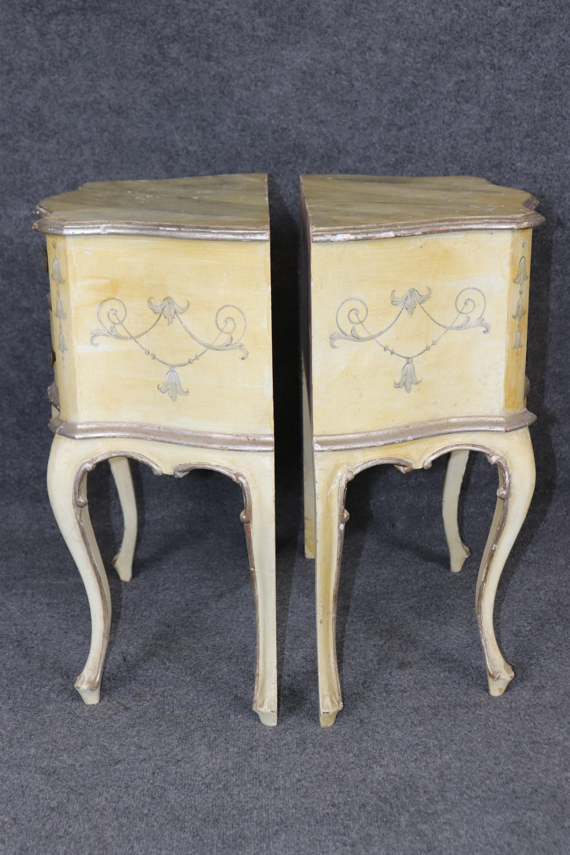 Pareja de Mesillas de Noche Estilo Luis XV Venecianas Decoradas en Plata y Pintura Crema Nogal en venta
