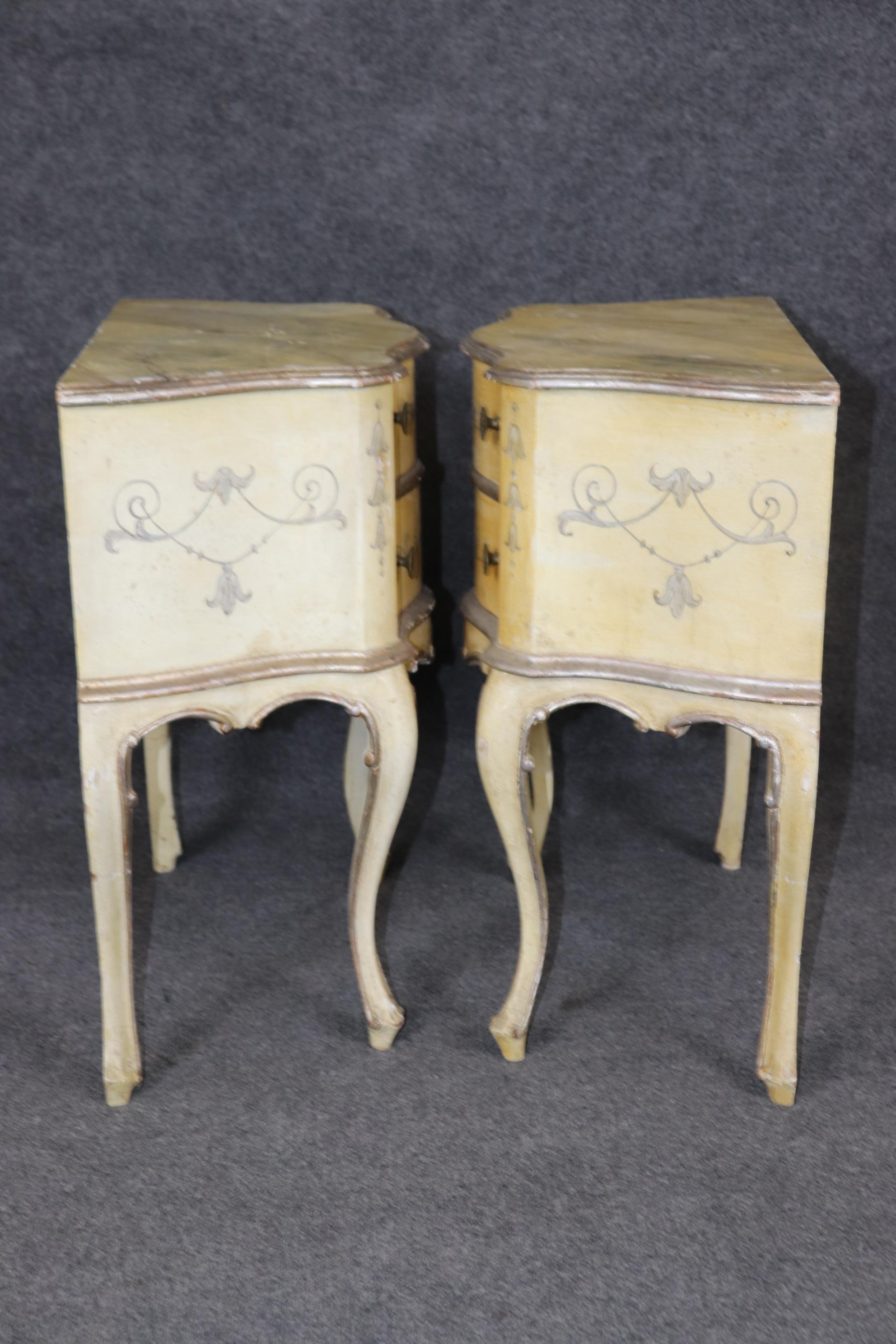 Pareja de Mesillas de Noche Estilo Luis XV Venecianas Decoradas en Plata y Pintura Crema en venta 1