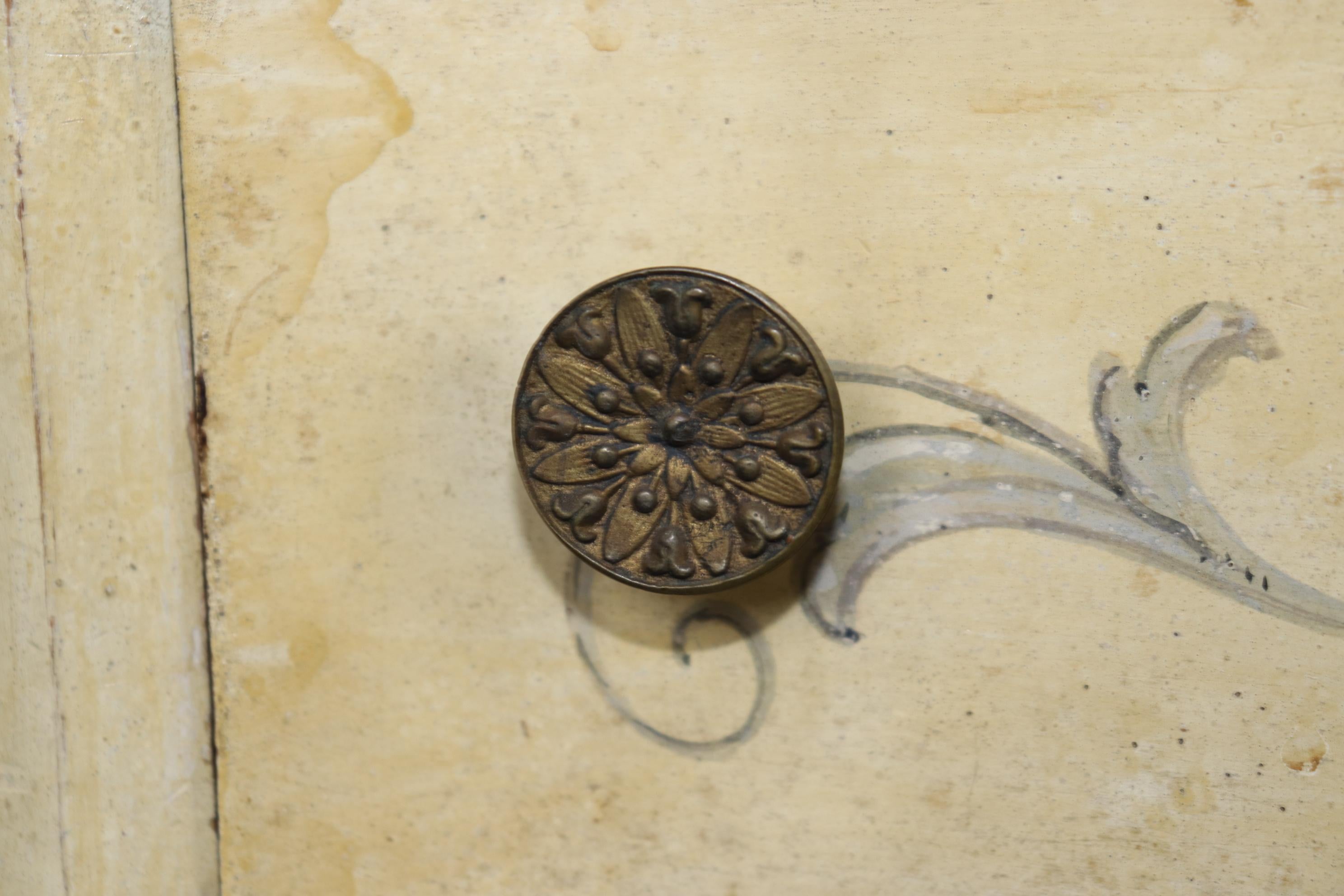 Pareja de Mesillas de Noche Estilo Luis XV Venecianas Decoradas en Plata y Pintura Crema en venta 3