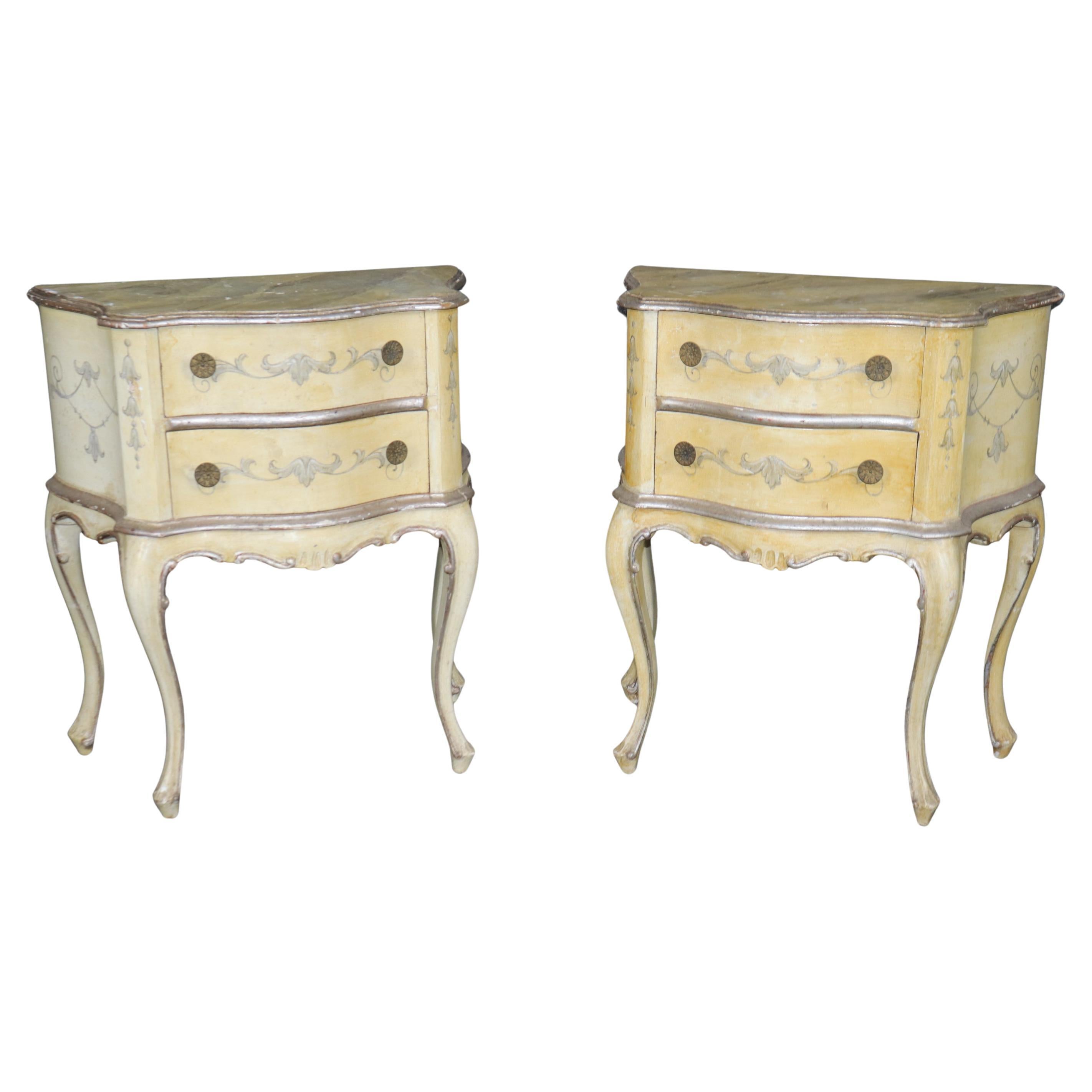 Coppia di comodini veneziani in stile Luigi XV decorati con argento e vernice cremosa