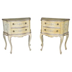 Coppia di comodini veneziani in stile Luigi XV decorati con argento e vernice cremosa