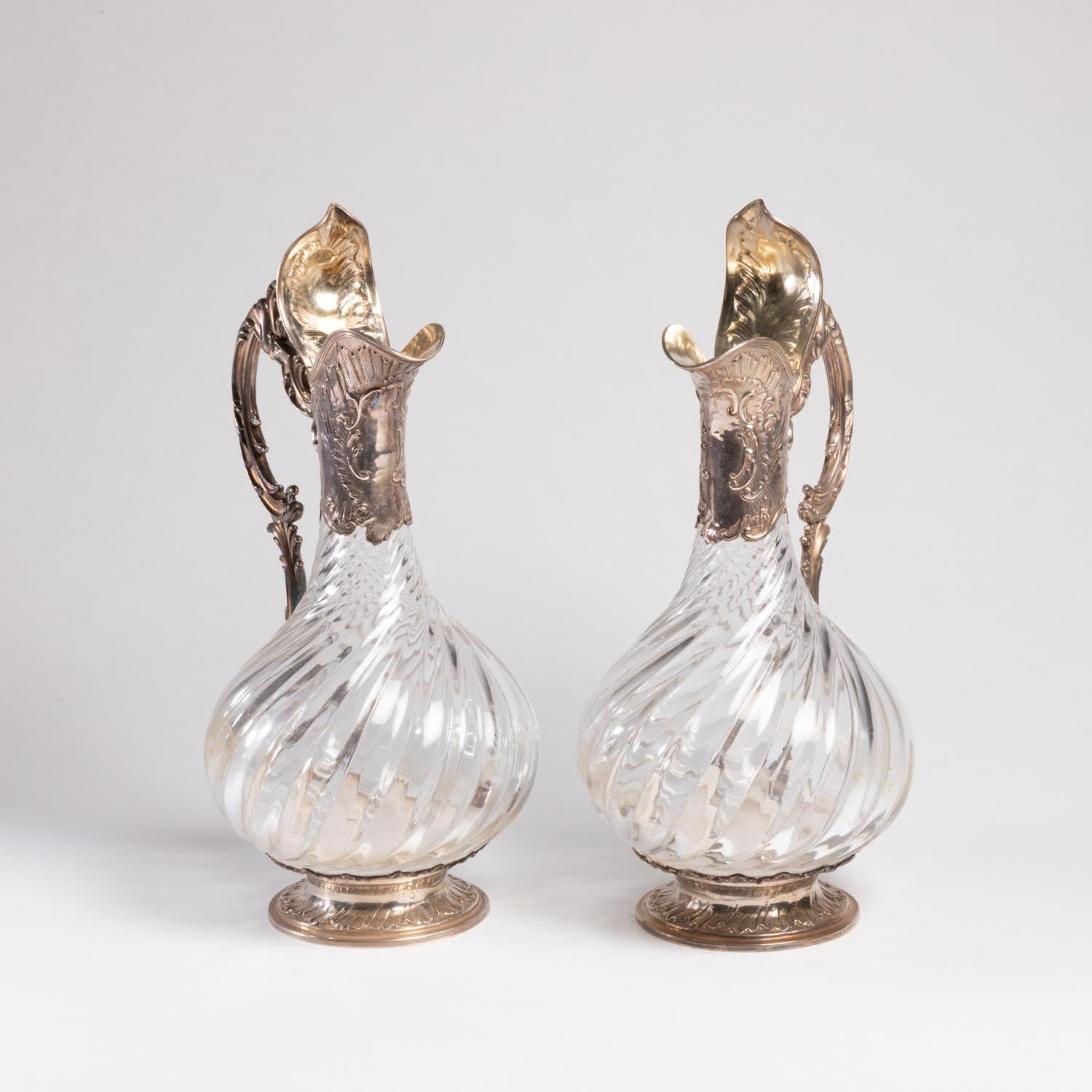 Paire d'aiguières en argent et en cristal, XIXe siècle, période Napoléon III.

Belle paire d'aiguières d'époque Napoléon III, 19e siècle, en argent et cristal.
H : 29.5cm, L : 17cm, P : 14cm