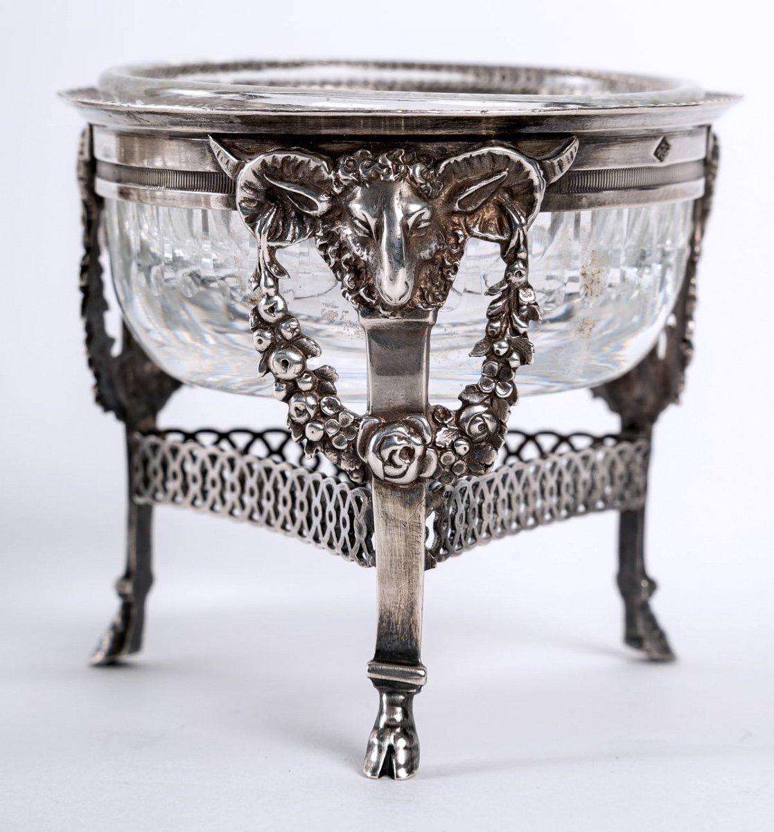 Charming pair of antique silver salverons finely chased on a tripod structure representing rams' heads resting on feet in the shape of sheep's hooves.
The salvers have their original crystal glasses.

Very beautiful work of the first quarter of