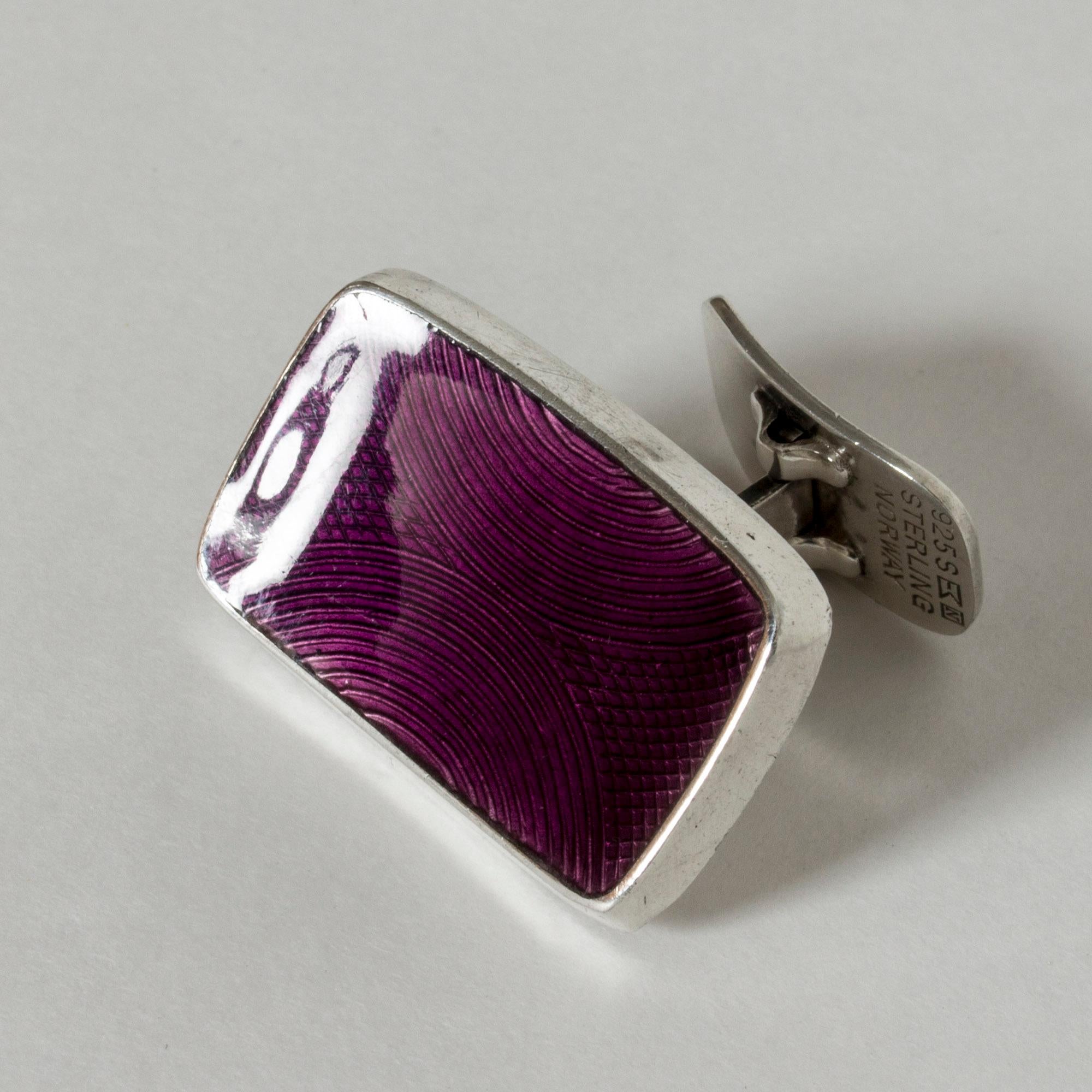 Par de gemelos de plata sobredimensionados con un diseño limpio de Einar Modahl. Decorada con un rico esmalte púrpura con un sutil dibujo gráfico similar a una huella dactilar que añade un aspecto táctil.