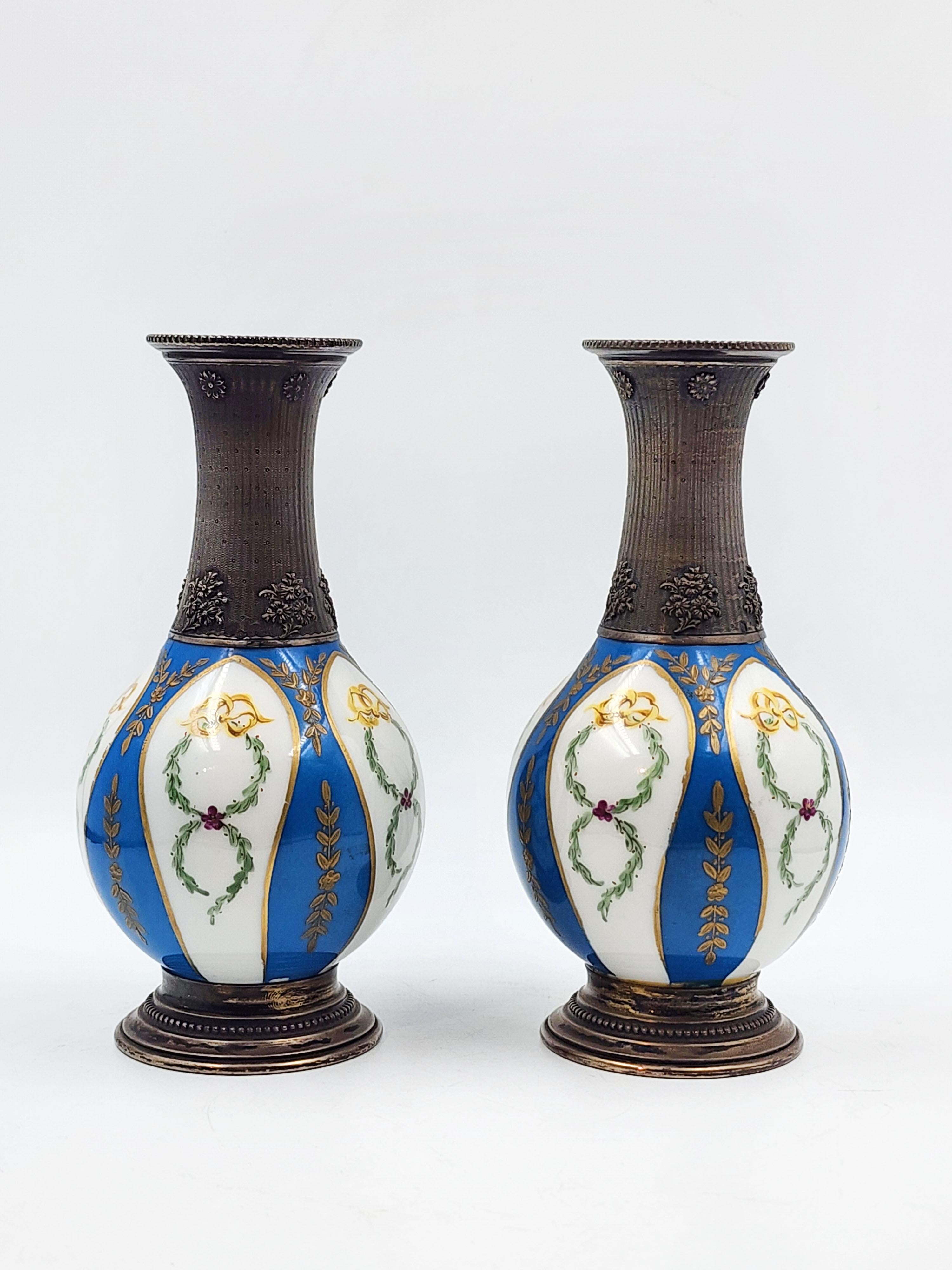 Pair of silver and porcelain sevres vases, 19th century
Beautiful pair of sevres porcelain vases in blue and white with gold floral details, with silver neck, mouth and base. Textured on the upper part.
Measures:
Height: 15 centimeters
Diameter: 7