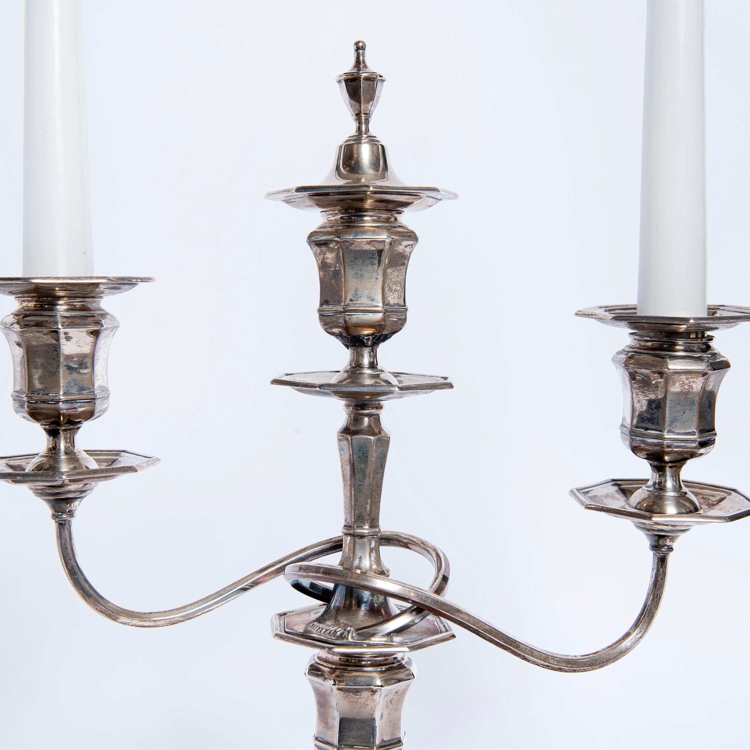 Victorien Paire de candélabres en argent scellés William Hutton & Sons Ltd, Angleterre, 1920 en vente