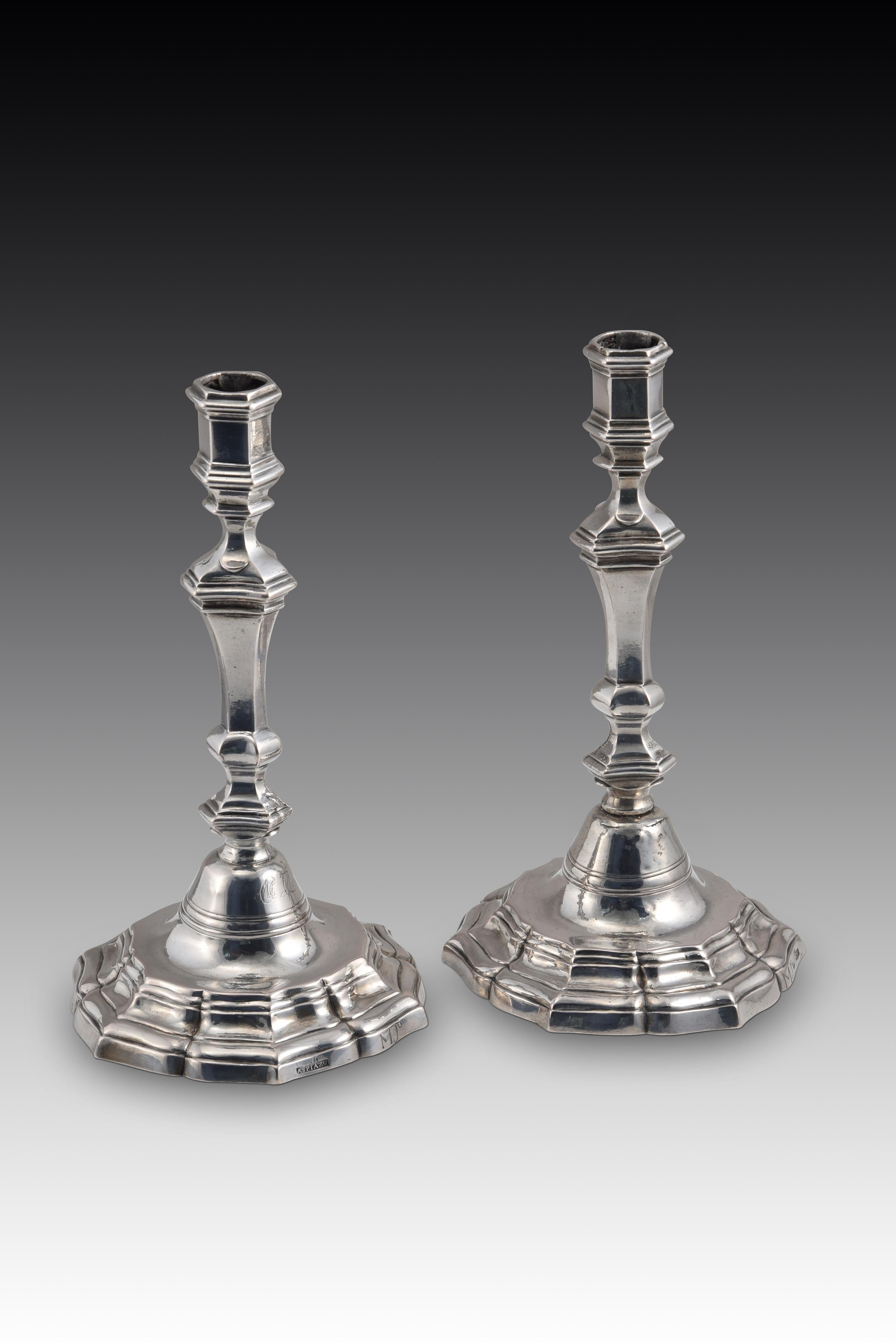 Pair of candlesticks. Silver in its color. ASPIAZU, Nicolás. San Sebastián, Spain, towards the end of the 18th century. 
With hallmarks and initials. 
Pair of silver candlesticks in their color with bases with a curved profile, combining different