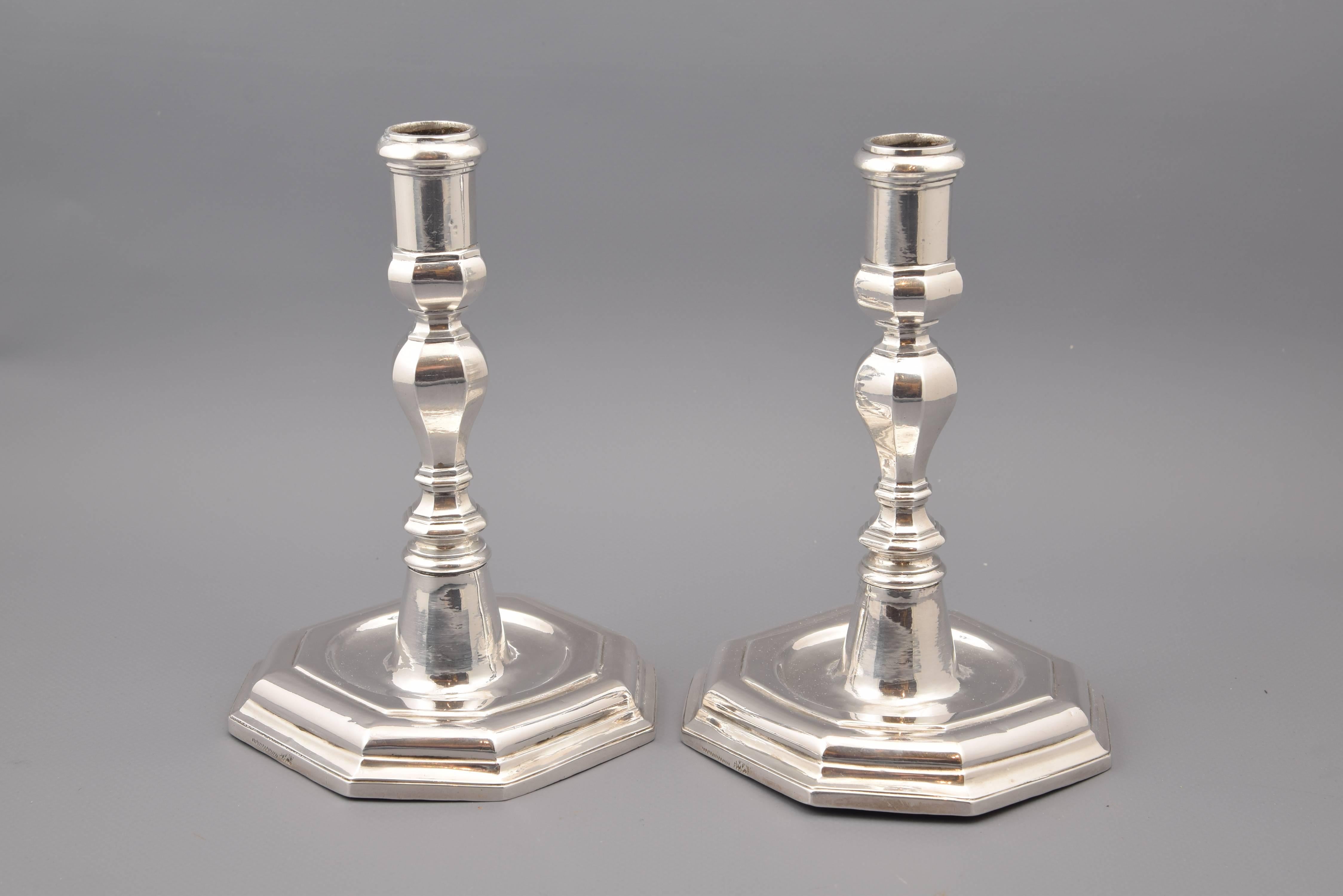 Pair of silver candleholders. Mallorca, Spain, circa second half of the 18th century.
With hallmarks.
The pieces have a burling mark and a contrast mark on the front of the base. The second places the creation of the candelabra in Mallorca. The
