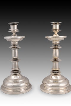 Coppia di candelieri in argento. XVIII secolo