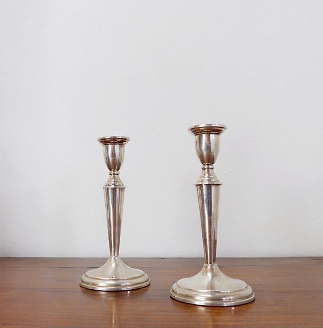 Coppia di candelabri in argento in vendita 5