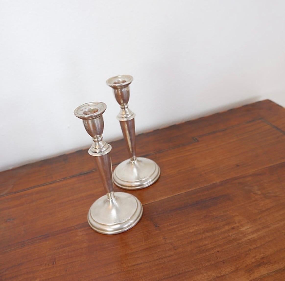 Coppia di candelabri in argento in vendita 1