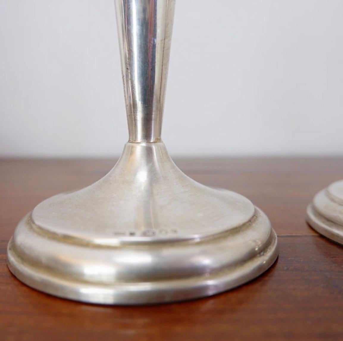 Coppia di candelabri in argento in vendita 2