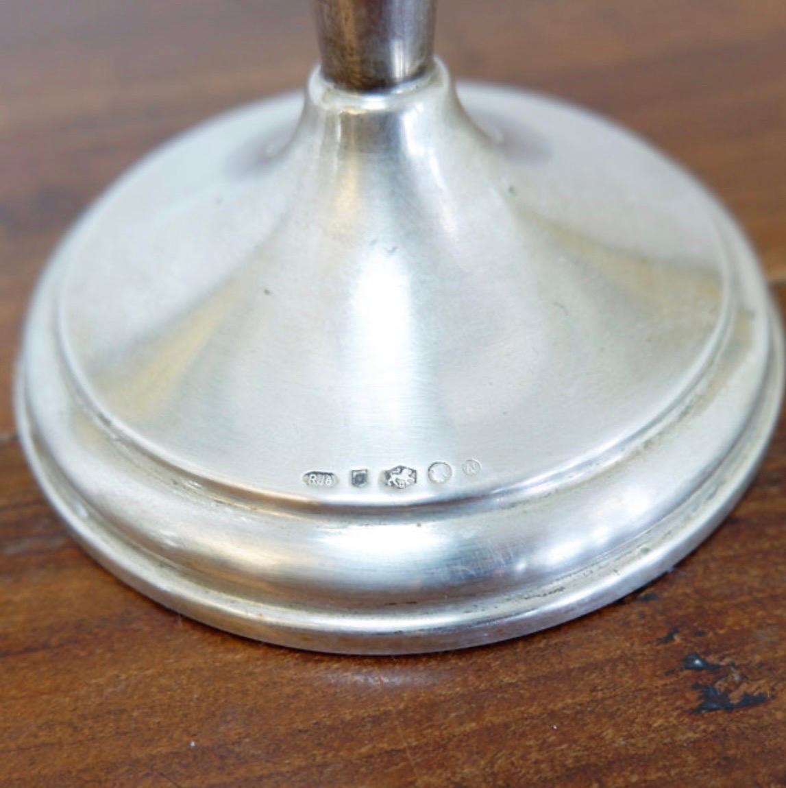 Coppia di candelabri in argento in vendita 4