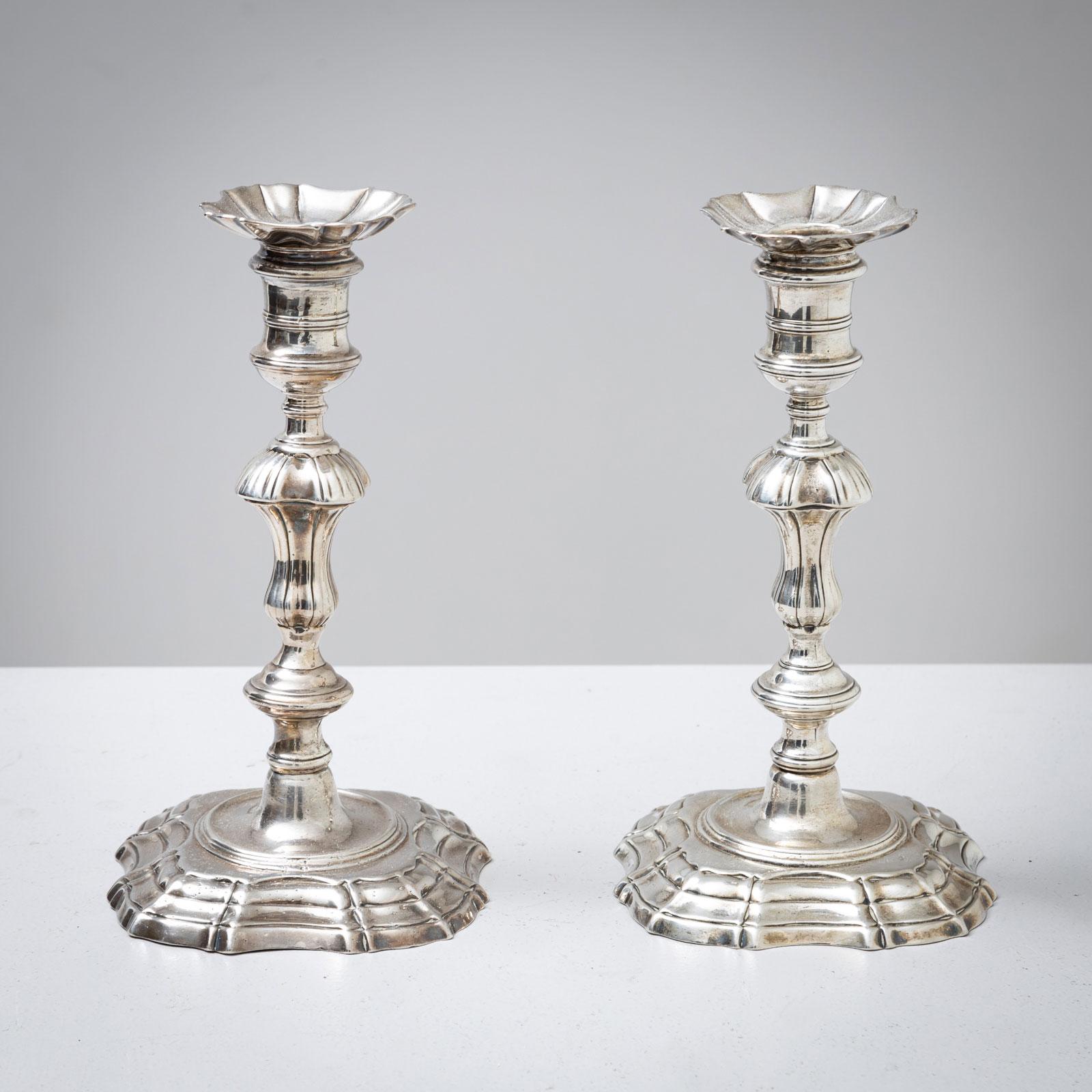 Coppia di portacandele in argento a forma di balaustro con base curva e beccuccio. I portacandele hanno un marchio sul fondo, Londra e la lettera g dell'anno 1742.