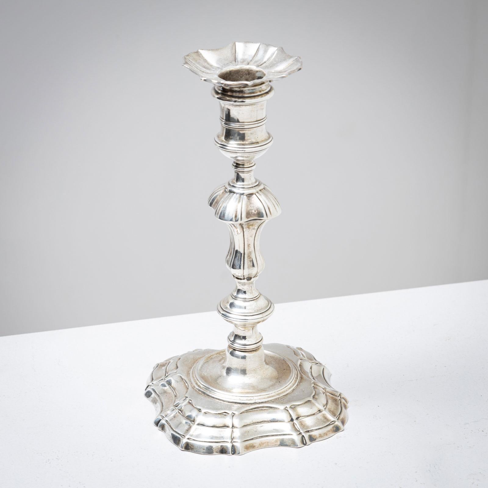 Barocco Coppia di candelieri in argento, Londra 1742 in vendita