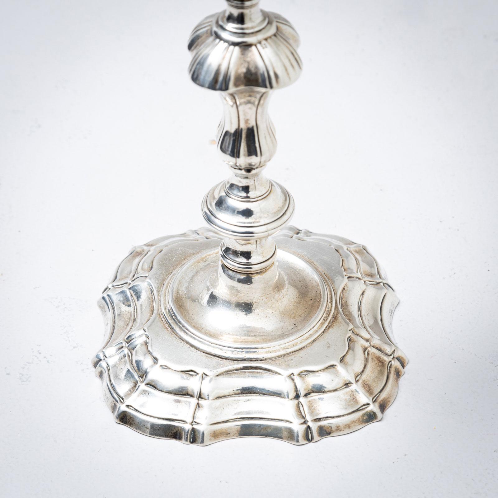 Coppia di candelieri in argento, Londra 1742 In condizioni buone in vendita a Greding, DE