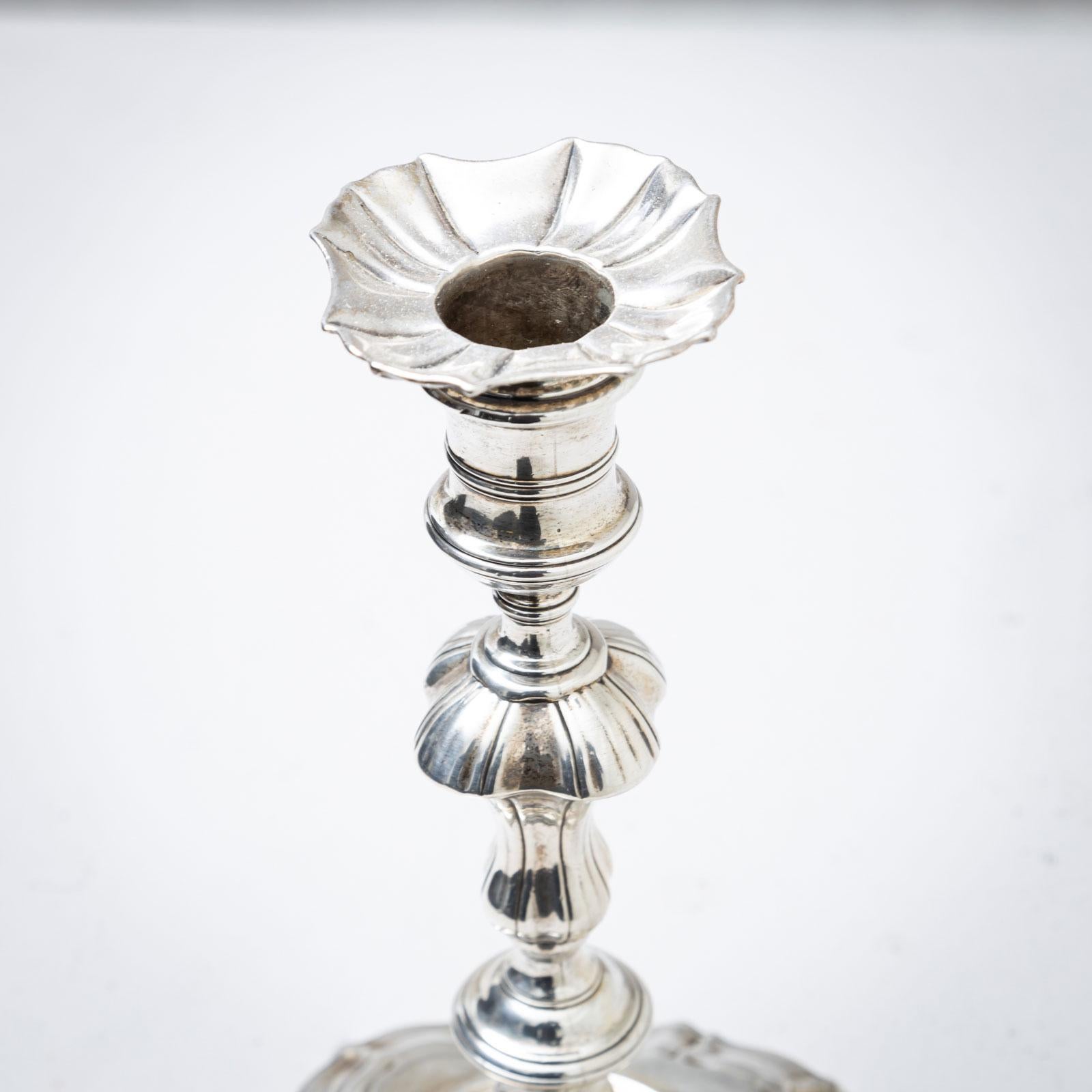Metà XVIII secolo Coppia di candelieri in argento, Londra 1742 in vendita