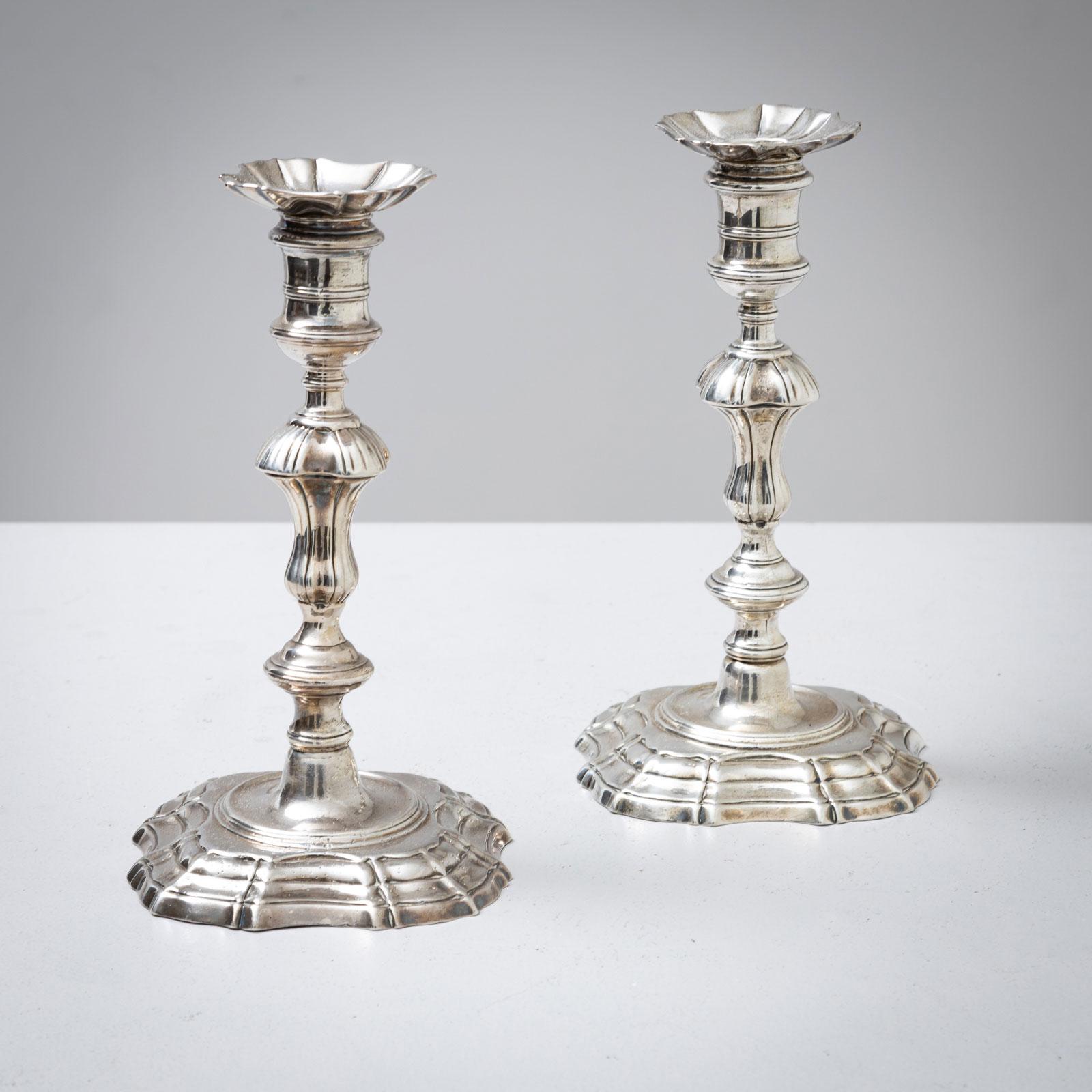 Argento Coppia di candelieri in argento, Londra 1742 in vendita