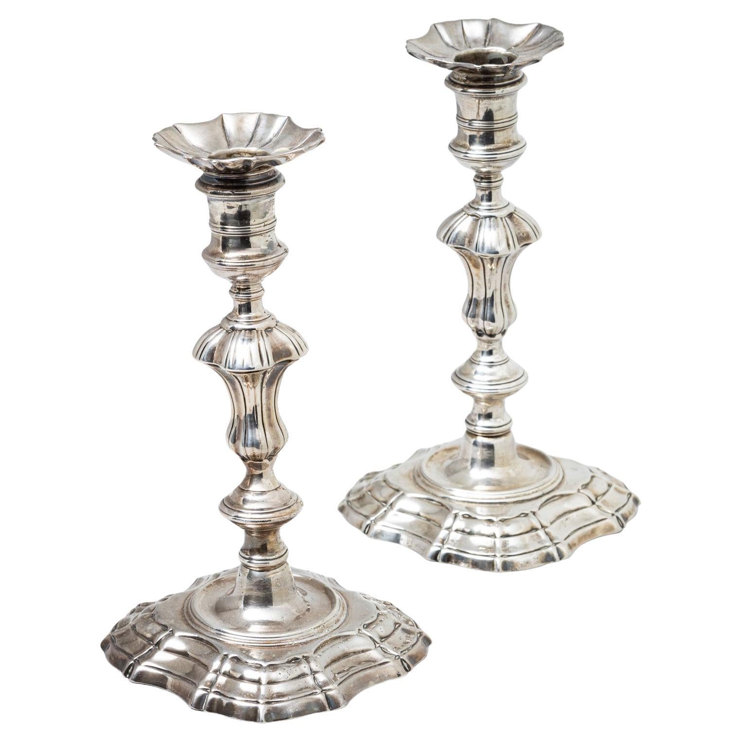 Coppia di candelieri in argento, Londra 1742