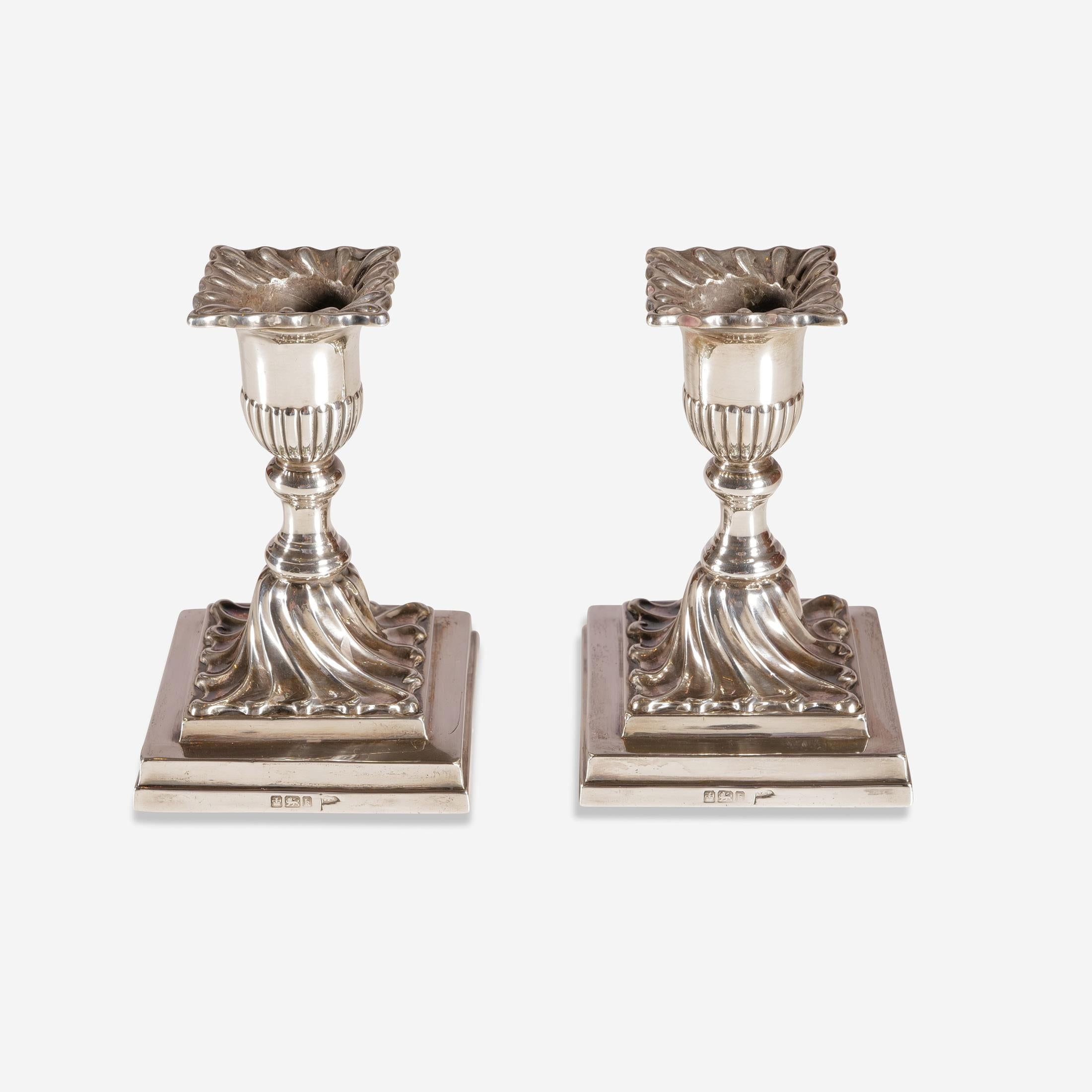 Pair of Silver Candlesticks Walker & Hall Sheffield 1902 In Good Condition For Sale In Münster, DE