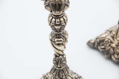 Paire de chandeliers en argent avec hauts reliefs