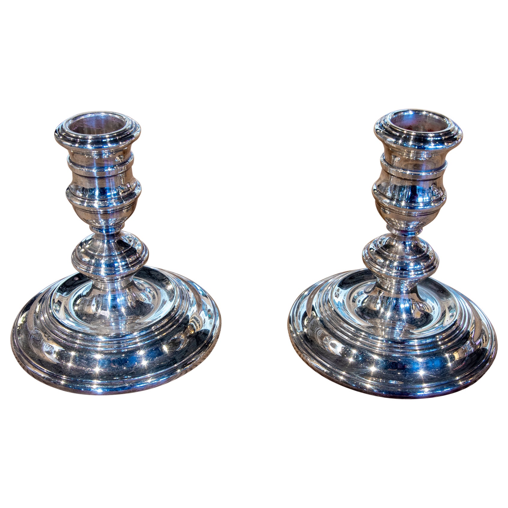 Paire de chandeliers en argent avec leurs cachets sur la face inférieure en vente