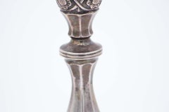 Pareja de candelabros de plata con vástagos torneados